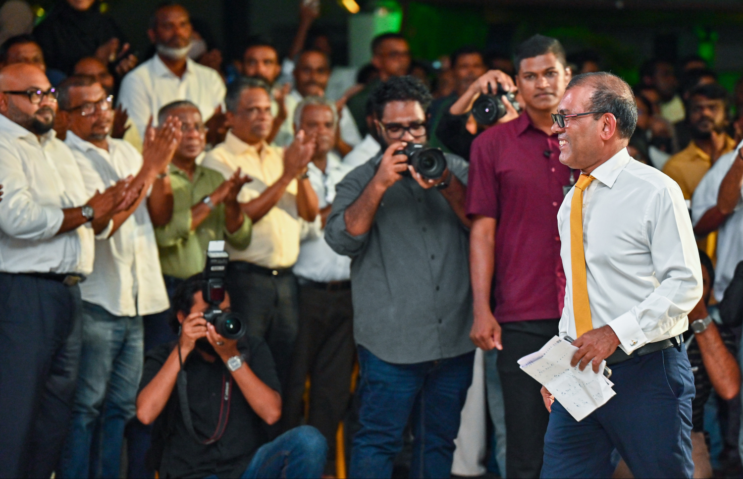 ކުރީގެ ރައީސް މުހައްމަދު ނަޝީދު ދެ އަހަރު ފަހުން އެމްޑީޕީއާ އަލުން ގުޅިވަޑައިގަތުމުގެ މުނާސަބަތުގައި ބޭއްވި ހާއްސަ ޖަލްސާގައި ވާހަކަފުޅު ދެއްކެވުމަށް ފަހު އެ މަނިކުފާނު ވަޑައިގަންނަވަނީ.--- ފޮޓޯ: ފަޔާޒު މޫސާ | މިހާރު