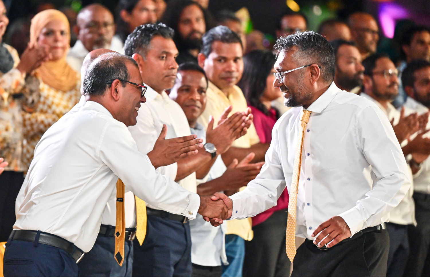 ކުރީގެ ރައީސް ނަޝީދު އަލުން އެމްޑީޕީއާ ގުޅިވަޑައިގަތުން ފާހަގަކުރުމަށް ސަލްޓަންޕާކުގައި ބޭއްވި ޖަލްސާގައި އެ މަނިކުފާނާއި އެ ޕާޓީގެ ޗެއާޕާސަން ފައްޔާޒު ސަލާން ކުރައްވަނީ.---ފޮޓޯ: ފަޔާޒު މޫސާ | މިހާރު