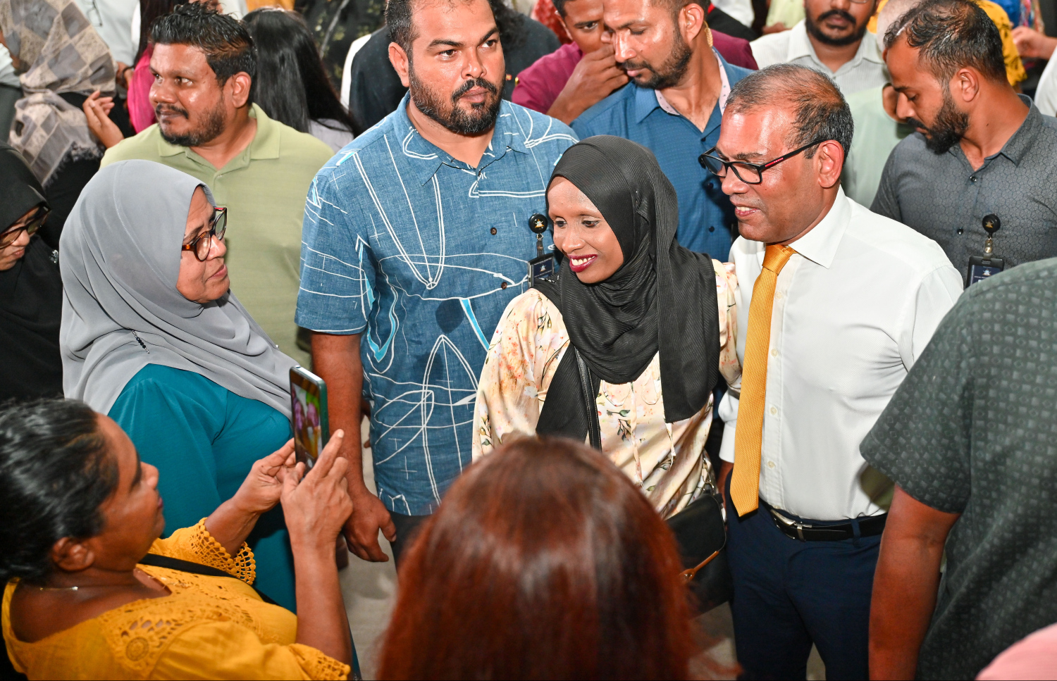 ކުރީގެ ރައީސް ނަޝީދު އަލުން އެމްޑީޕީއާ ގުޅިވަޑައިގަތުން ފާހަގަކުރުމަށް ސަލްޓަންޕާކުގައި ބޭއްވި ޖަލްސާއަށް ފަހު، އެ މަނިކުފާނު ސަޕޯޓަރުންނާ ސަލާން ކުރައްވަނީ.---ފޮޓޯ: ފަޔާޒު މޫސާ | މިހާރު