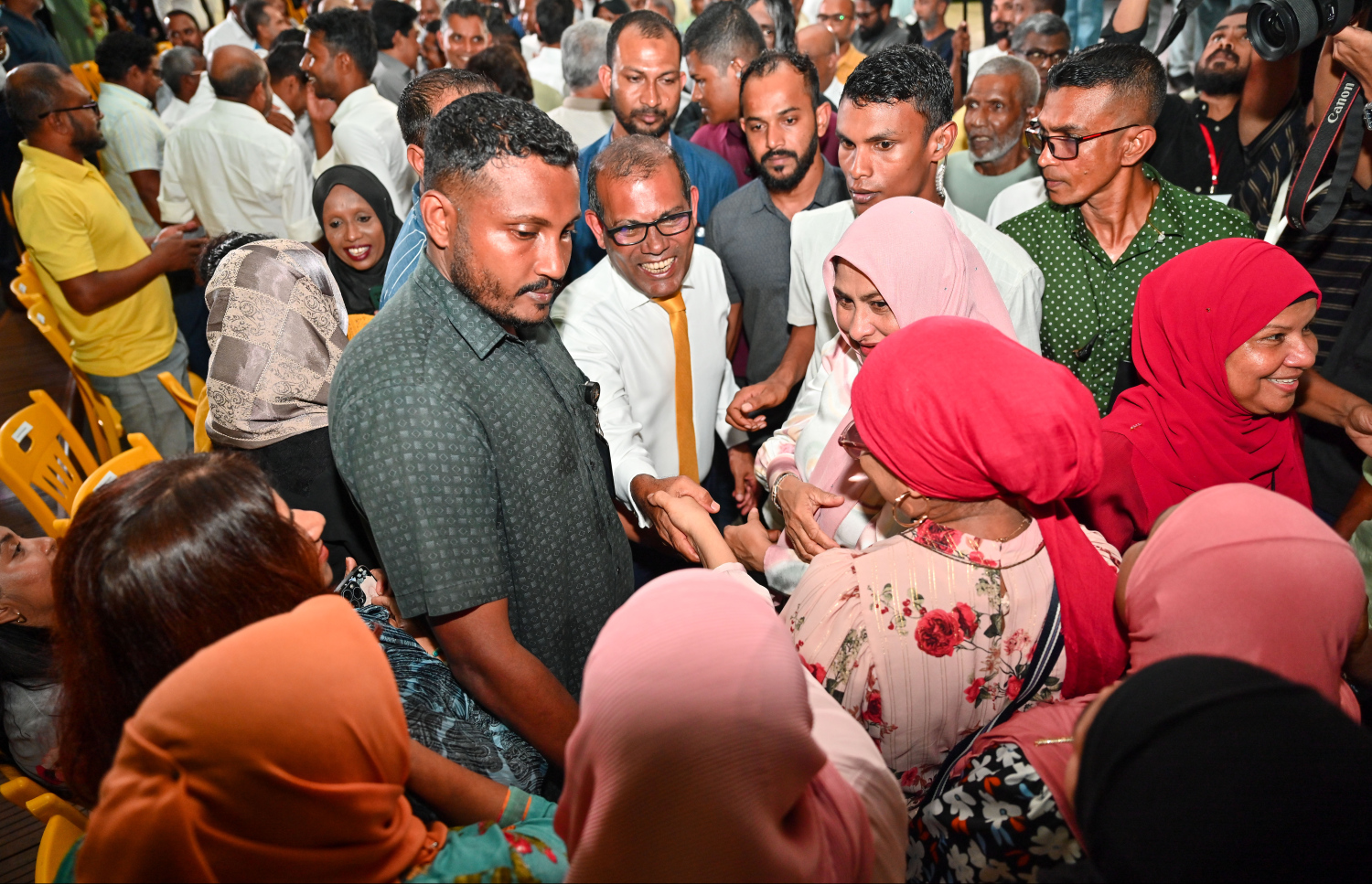 ކުރީގެ ރައީސް ނަޝީދު އަލުން އެމްޑީޕީއާ ގުޅިވަޑައިގަތުން ފާހަގަކުރުމަށް ސަލްޓަންޕާކުގައި ބޭއްވި ޖަލްސާއަށް ފަހު، އެ މަނިކުފާނު ސަޕޯޓަރުންނާ ސަލާން ކުރައްވަނީ.---ފޮޓޯ: ފަޔާޒު މޫސާ | މިހާރު