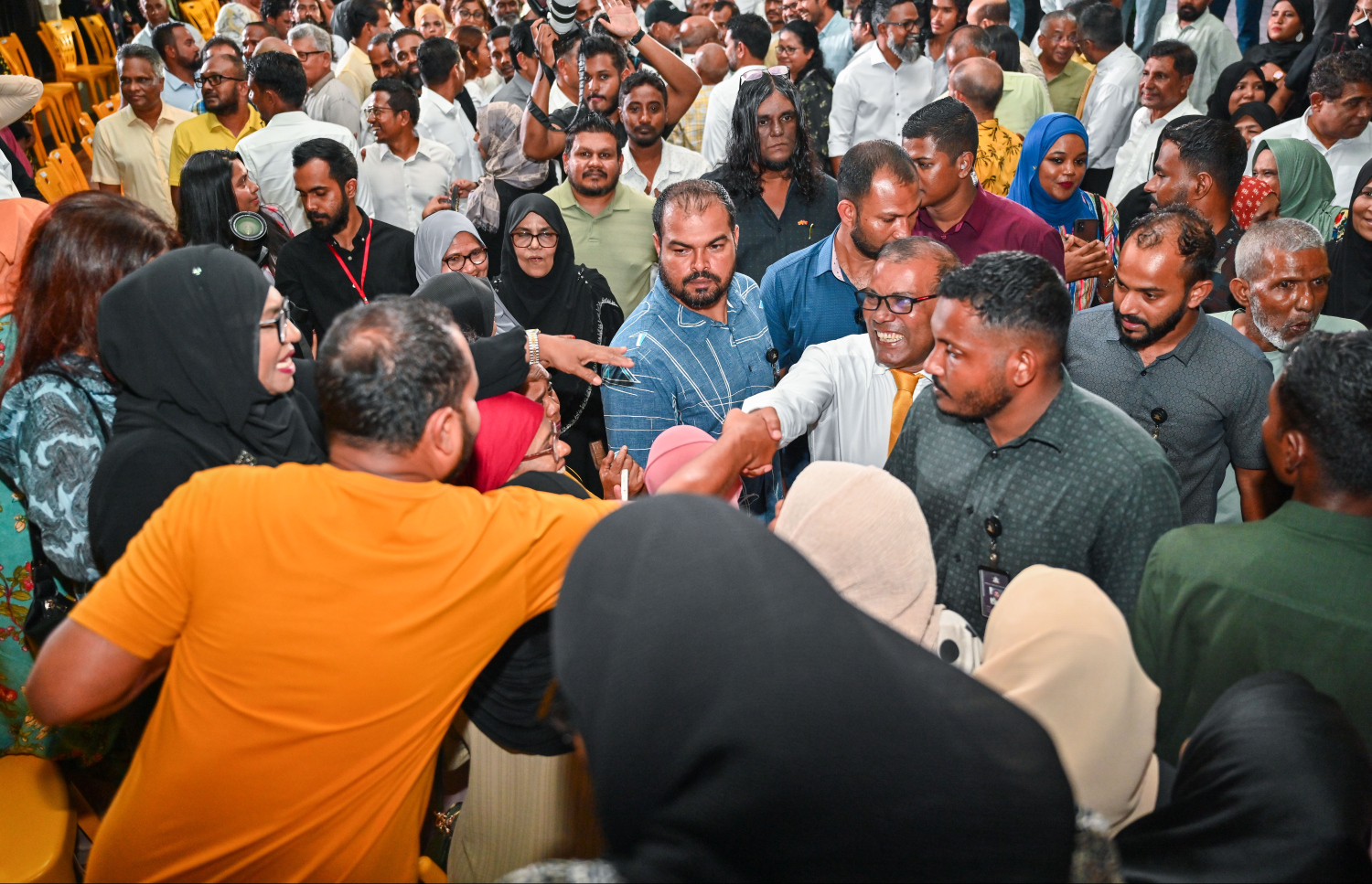 ކުރީގެ ރައީސް ނަޝީދު އަލުން އެމްޑީޕީއާ ގުޅިވަޑައިގަތުން ފާހަގަކުރުމަށް ސަލްޓަންޕާކުގައި ބޭއްވި ޖަލްސާއަށް ފަހު، އެ މަނިކުފާނު ސަޕޯޓަރުންނާ ސަލާން ކުރައްވަނީ.---ފޮޓޯ: ފަޔާޒު މޫސާ | މިހާރު