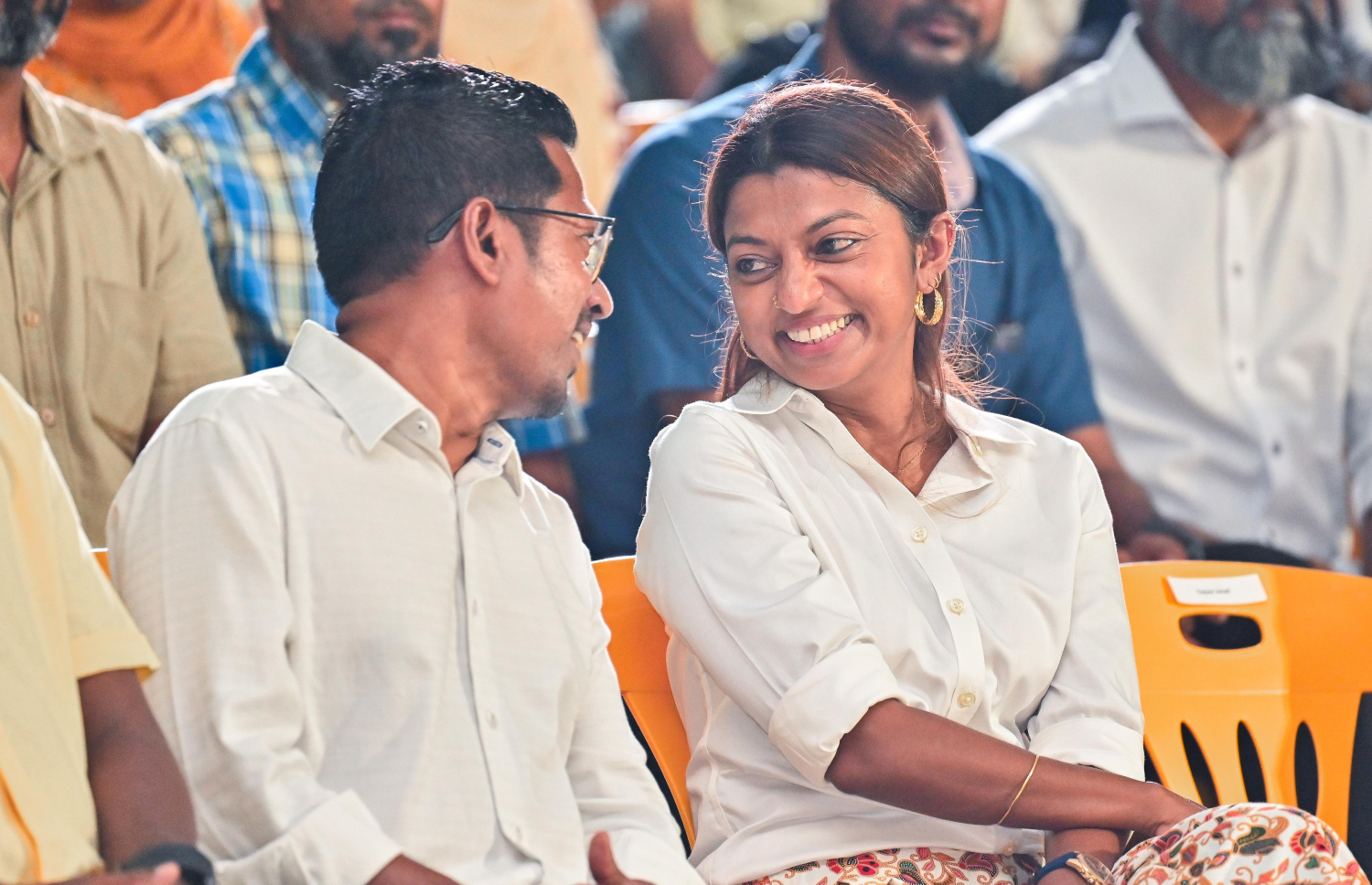 ކުރީގެ ރައީސް މުހައްމަދު ނަޝީދު އެމްޑީޕީއާ އަލުން ގުޅިވަޑައިގަތުމުގެ މުނާސަބަތުގައި ބޭއްވި ޖަލްސާގައި އެ މަނިކުފާނުގެ އެންމެ އަރިސް ދެ ބޭފުޅުންކަމަށްވާ އީވާ އަބްދުﷲ އާއި އިމްތިޔާޒް ފަހުމީ ބައިވެރިވެވަޑައިގަންނަވަނީ.--- ފޮޓޯ: ފަޔާޒު މޫސާ | މިހާރު
