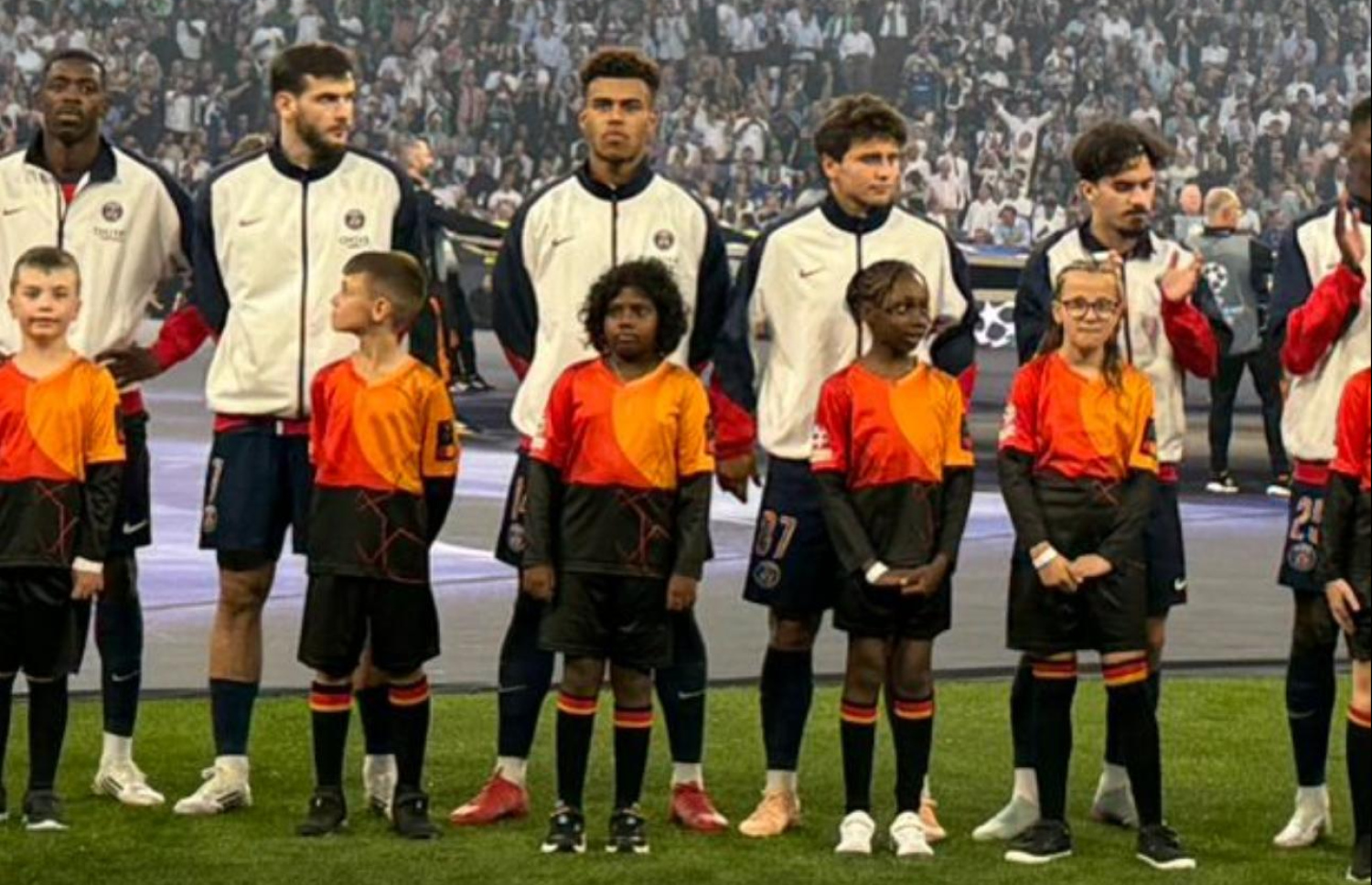 ސުމައްޔާ (ވ-3) ޕީއެސްޖީގެ ޑޫއޭއާ އެކު.