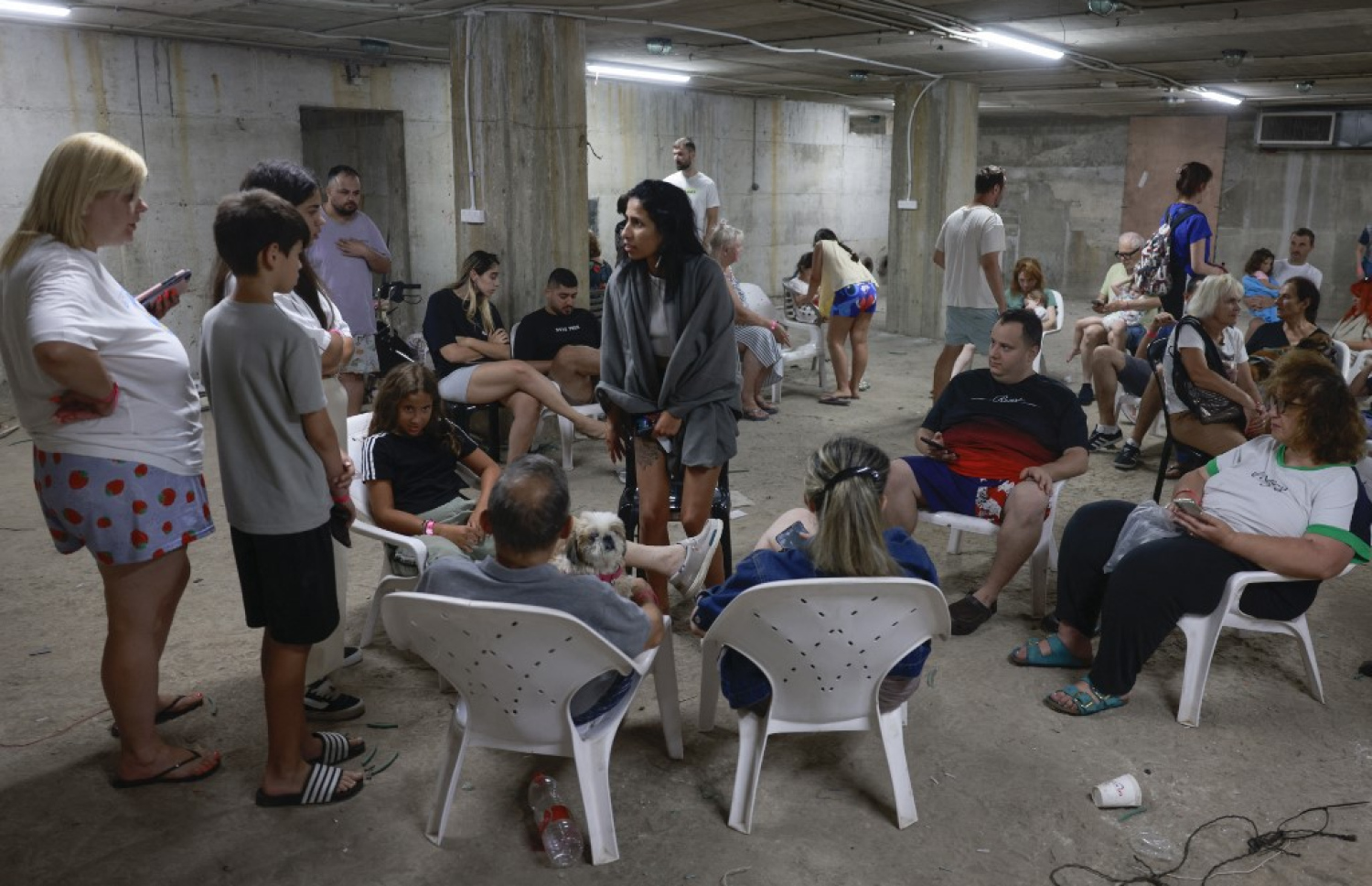 އީރާނުން މިއަދު އިޒްރޭލަށް ހަމަލާތައް ފޮނުވާލުމާ އެކު އިޒްރޭލުގެ އާންމުން ބަންކަރުތަކަށް ވަދެ ހިމާޔަތް ހޯދަނީ. -- ފޮޓޯ: އޭއެފްޕީ