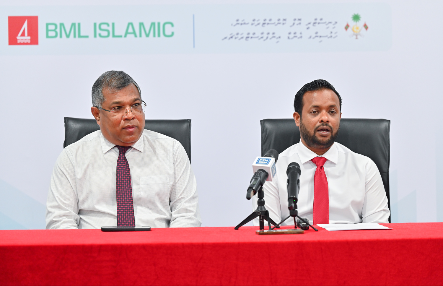 "ހިޔާވެހި" ސްކީމްގެ ލޯނު ދޫކުރުމަށް ބީއެމްއެލްއާއެކު އެއްބަސްވުމުގައި ސޮއިކުރުމަށް ބޭއްވި ރަސްމިއްޔާތުގައި ހައުސިން މިނިސްޓަރު ޑރ. އަބްދުﷲ މުއްތަލިބާއި ބީއެމްއެލްގެ ސީއީއޯ މުހައްމަދު ޝަރީފް.-- ފޮޓޯ: ނިޝާން އަލީ | މިހާރު