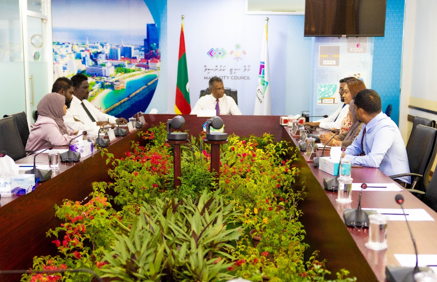 މާެލެ ސިޓީ ކައުންސިލް ބައްދަލުވުމެއްގައި މާލޭގެ މޭޔަރު އާދަމް އާޒިމް އާއި ކައުންސިލްގެ ބައެއް މެމްބަރުން ބައިވެރިވަނީ.-- ފޮޓޯ: ކައުންސިލް