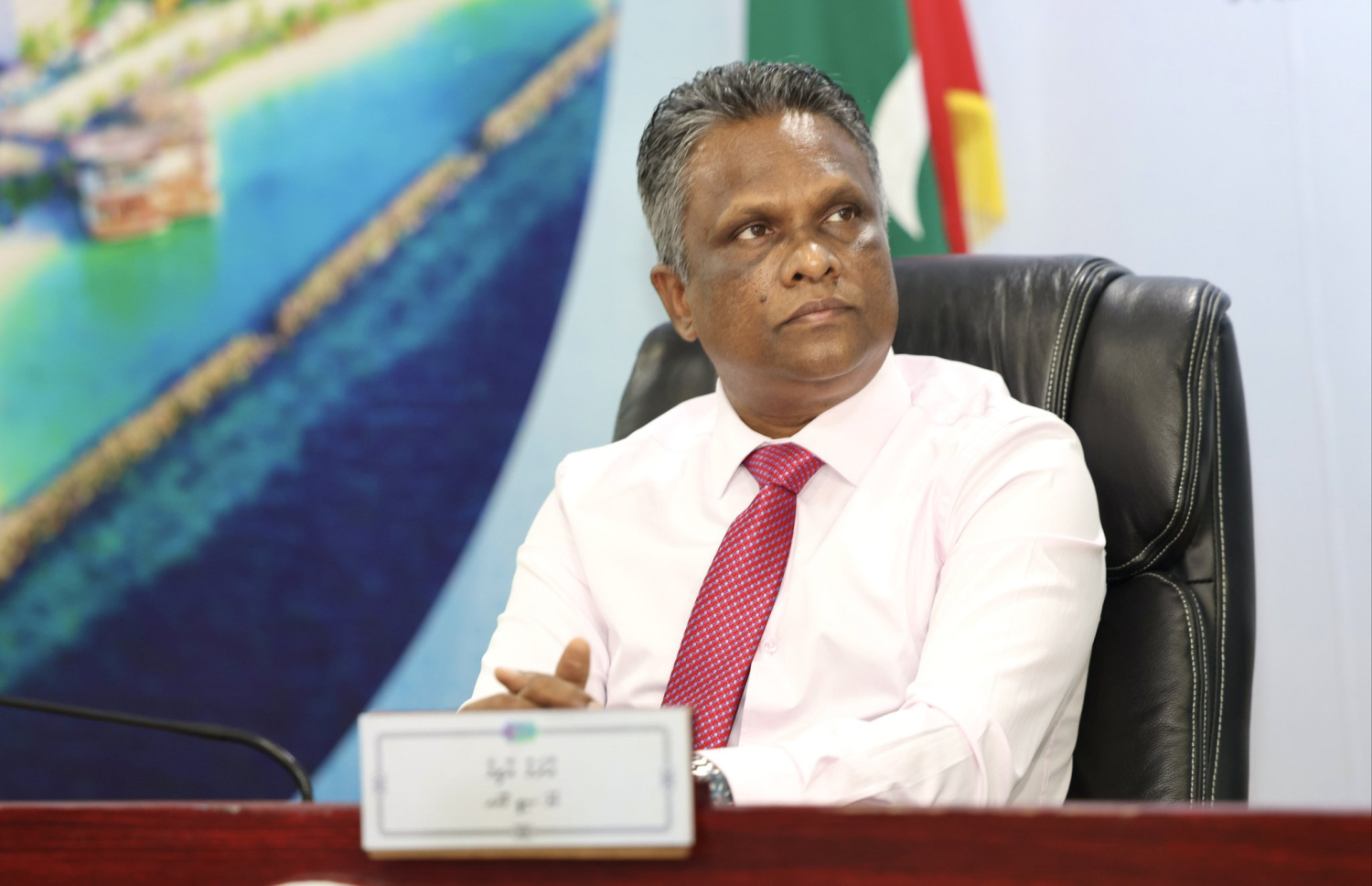 މާެލެ ސިޓީ ކައުންސިލް ބައްދަލުވުމެއްގައި މާލޭގެ މޭޔަރު އާދަމް އާޒިމް ބައިވެރިވަނީ.-- ފޮޓޯ: ކައުންސިލް