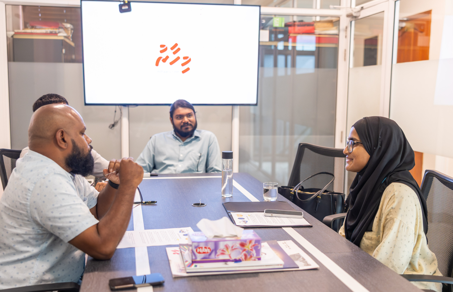 "ބާނި" އިވެންޓުގެ މީޑިއާ ޕާޓްނަރެއްގެ ގޮތުގައި "މިހާރު" އާ އެކު ސޮއިކުރުމަށް އިއްޔެ ބޭއްވި ރަސްމިއްޔާތުގެ ތެރެއިން.---ފޮޓޯ: އަމާނީ އަބްދުﷲ| މިހާރު