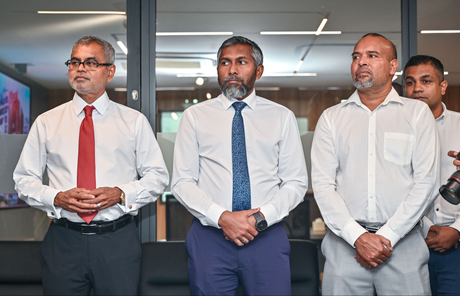 މިއަދުގެ ރަސްމިއްޔާތުގައި އެންވަޔަރުމެންޓް މިނިސްޓަރު ތޯރިގާއި ބީއެމްއެލްގެ ޗެއާމަން އަހުމަދު އަދި އެ ކުންފުނީގެ ބޯޑު މެމްބަރު ޝާހިދު ބައިވެރިވެވަޑައިގަންނަވަނީ.---ފޮޓޯ: ފަޔާޒު މޫސާ| މިހާރު