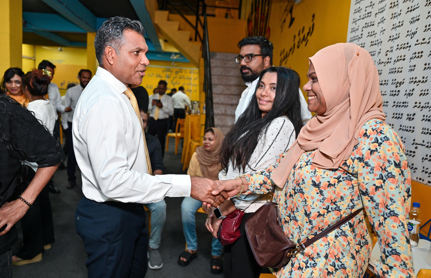 އެމްޑީޕީގެ 20 ވަނަ އަހަރީ ދުވަހުގެ ހަރަކާތްތައް ފެށުމުގެ ގޮތުން އެ ޕާޓީގެ މައި ޖަގަހައި ބޭއްވި ދިދަ ނެގުމުގެ ރަސްމިއްޔާތަށް ކުރީގެ ނައިބު ރައީސް ފައިސަލް ނަސީމް ވަޑައިގެން މެމްބަރުންނާ ސަލާން ކުރައްވަނީ.--- ފޮޓޯ: އެމްޑީޕީ