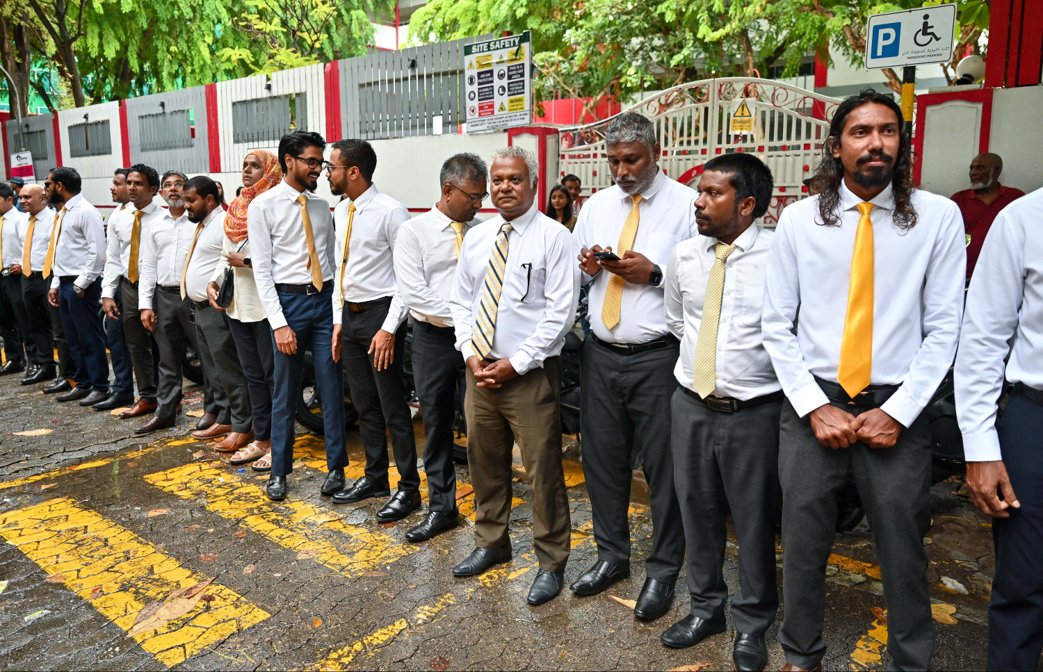 އެމްޑީޕީގެ 20 ވަނަ އަހަރީ ދުވަހުގެ ހަރަކާތްތައް ފެށުމުގެ ގޮތުން އެ ޕާޓީގެ މައި ޖަގަހައި ބޭއްވި ދިދަ ނެގުމުގެ ރަސްމިއްޔަތުގައި ޕާޓީގެ ބައެއް އިސްވެރިންނާއި އާންމު މެމްބަރުން ބައިވެރިވަނީ.--- ފޮޓޯ: އެމްޑީޕީ