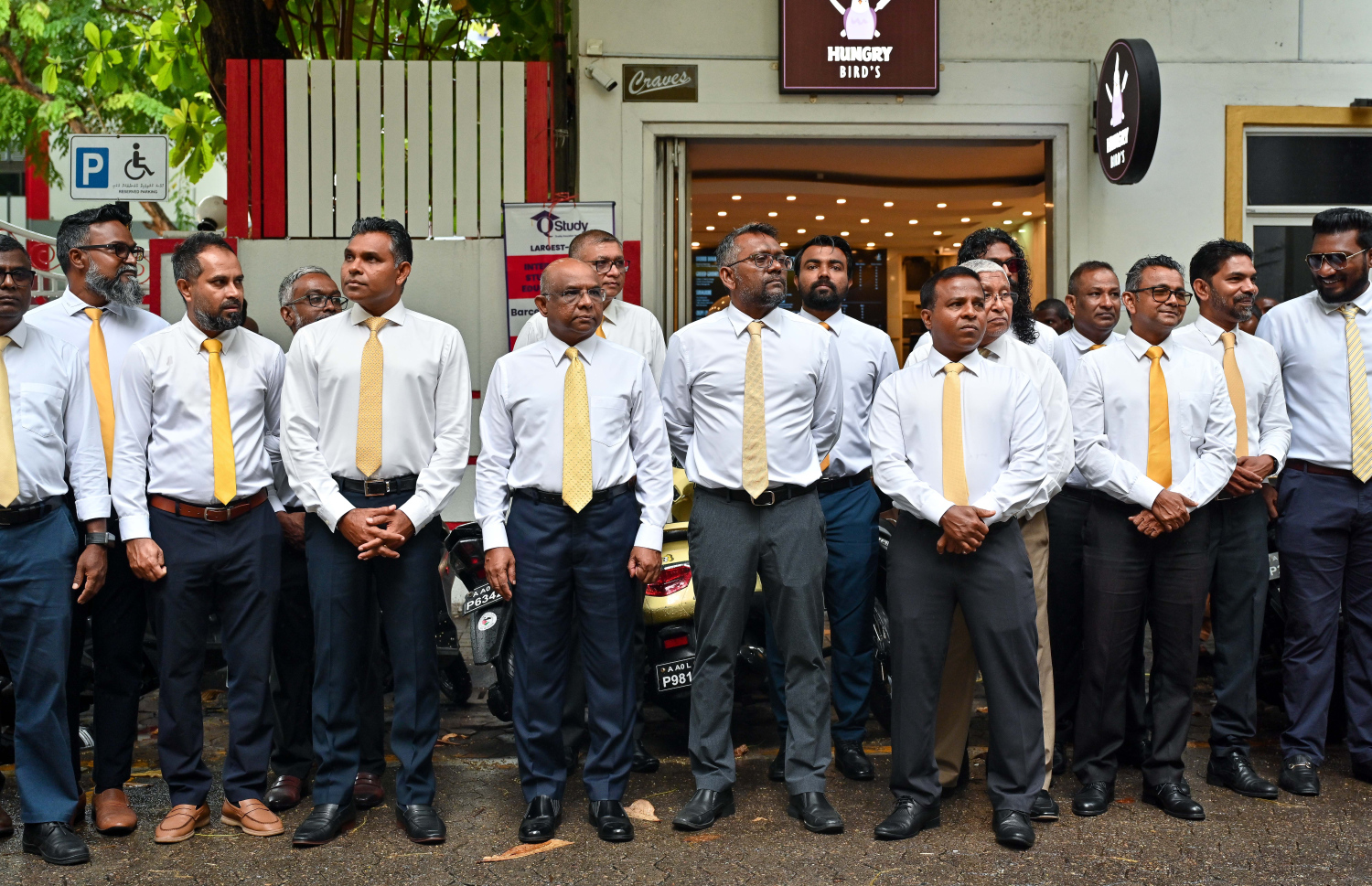 އެމްޑީޕީގެ 20 ވަނަ އަހަރީ ދުވަހުގެ ހަރަކާތްތައް ފެށުމަށް އެ ޕާޓީގެ މައި ޖަގަހައިގައި ބޭއްވި ރަސްމިއްޔާތުގައި ކުރީގެ ނައިބު ރައީސް ފައިސަލް ނަސީމާއި ޗެއާޕާސަން ފައްޔާޒު އިސްމާއިލް އަދި ޕާޓީގެ ރައީސް އަބްދުﷲ ޝާހިދާއި އެހެން ބައެއް މެމްބަރުން ބައިވެރިވަނީ.---ފޮޓޯ: އެމްޑީޕީ