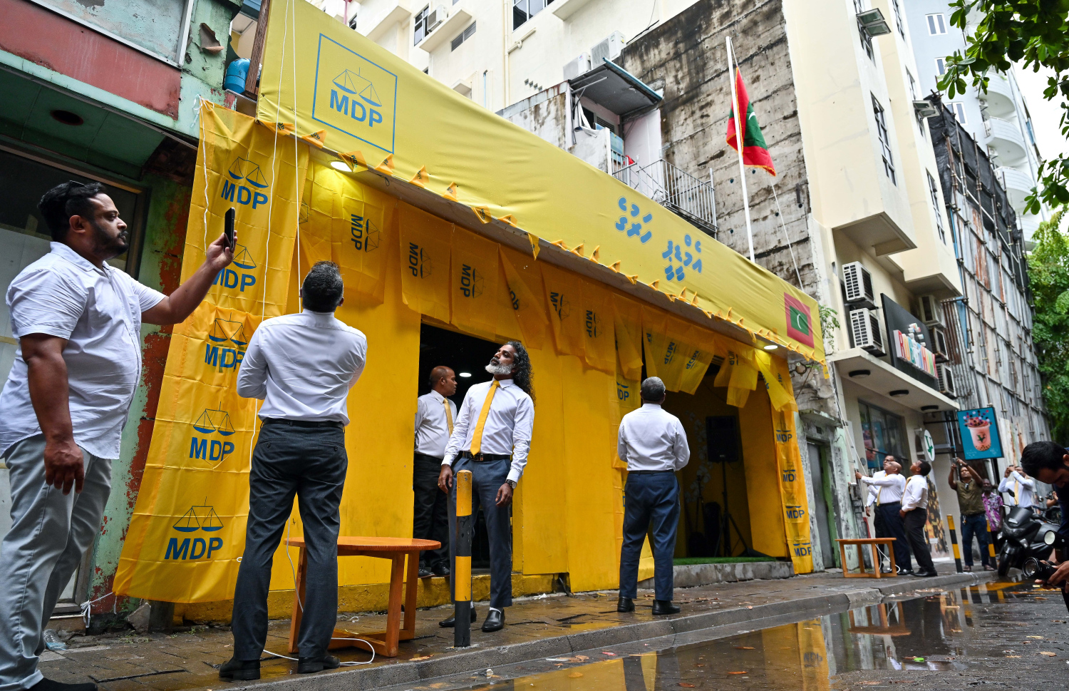 އެމްޑީޕީގެ 20 ވަނަ އަހަރީ ދުވަހުގެ ހަރަކާތްތައް ފެށުމުގެ ގޮތުން އެ ޕާޓީގެ މައި ޖަގަހައި ބޭއްވި ދިދަ ނެގުމުގެ ރަސްމިއްޔާތުގައި ޕާޓީ ދިދަ އާ ގައުމީ ދިދަ ނަގަނީ.---ފޮޓޯ: އެމްޑީޕީ