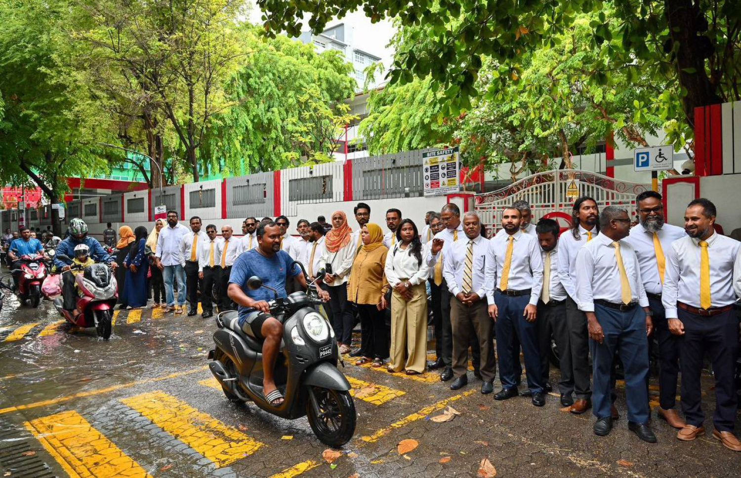 އެމްޑީޕީގެ 20 ވަނަ އަހަރީ ދުވަހުގެ ހަރަކާތްތައް ފެށުމުގެ ގޮތުން އެ ޕާޓީގެ މައި ޖަގަހައި ބޭއްވި ދިދަ ނެގުމުގެ ރަސްމިއްޔަތުގައި ޕާޓީގެ ބައެއް އިސްވެރިންނާއި އާންމު މެމްބަރުން ބައިވެރިވަނީ.--- ފޮޓޯ: އެމްޑީޕީ