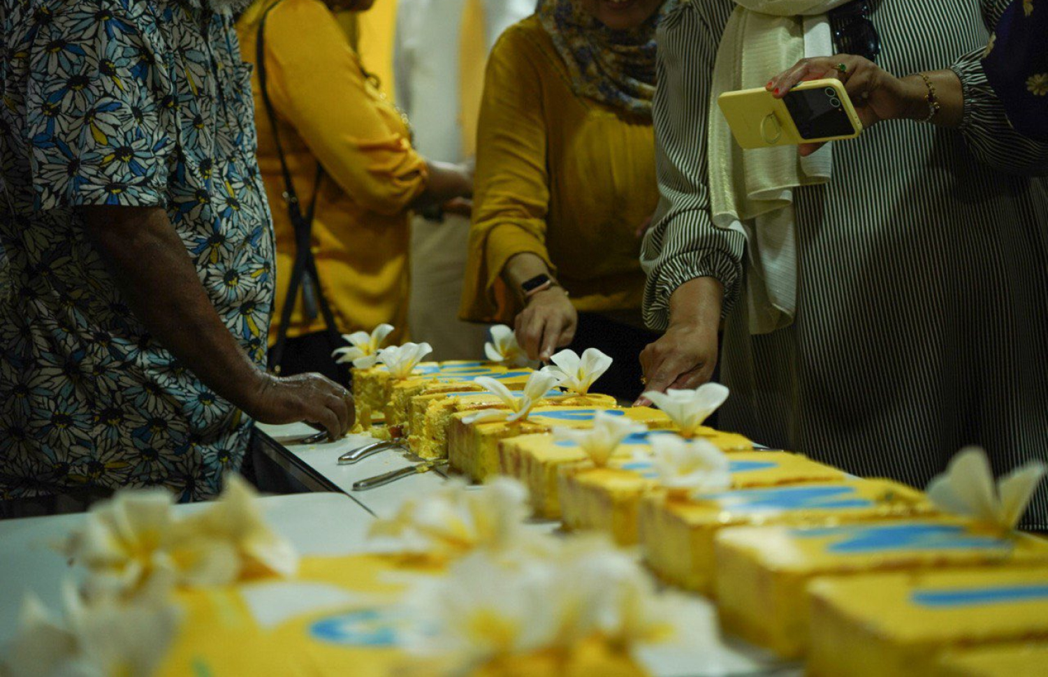 އެމްޑީޕީގެ 20 ވަނަ އަހަރީ ދުވަހުގެ ހަރަކާތްތައް ފެށުމުގެ ގޮތުން އެ ޕާޓީގެ މައި ޖަގަހައި ބޭއްވި ދިދަ ނެގުމުގެ ރަސްމިއްޔާތަށް ފަހު، އަހަރީ ދުވަހުގެ ހާއްސަ ކޭކު ފެޅުމަށް ތައްޔާރުވެގެން.--- ފޮޓޯ: އެމްޑީޕީ