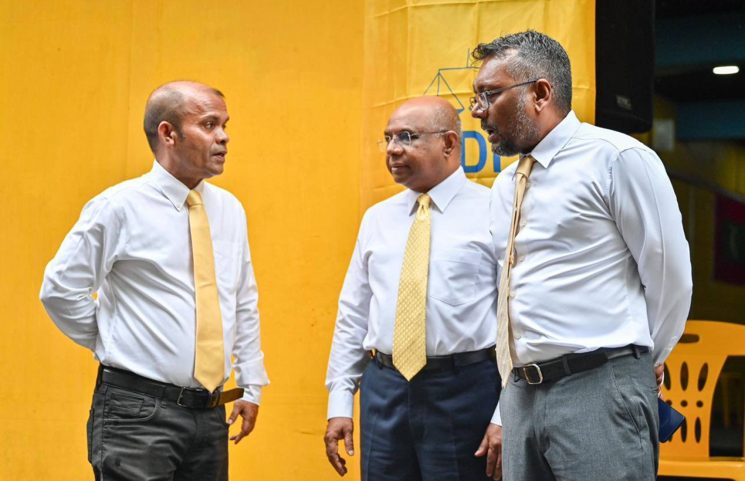 އެމްޑީޕީގެ 20 ވަނަ އަހަރީ ދުވަހުގެ ހަރަކާތްތައް ފެށުމަށް އެ ޕާޓީ ޖަގަހައި ބޭއްވި ދިދަ ނެގުމުގެ ރަސްމިއްޔާތަށް ޕާޓީ ރައީސް އަބްދުﷲ ޝާހިދައި ޗެއާޕާސަން ފައްޔާޒު އިސްމާއިލް ވަޑައިގެން މެމްބަރަކާ ވާހަކަ ދައްކަވަނީ.--- ފޮޓޯ: އެމްޑީޕީ