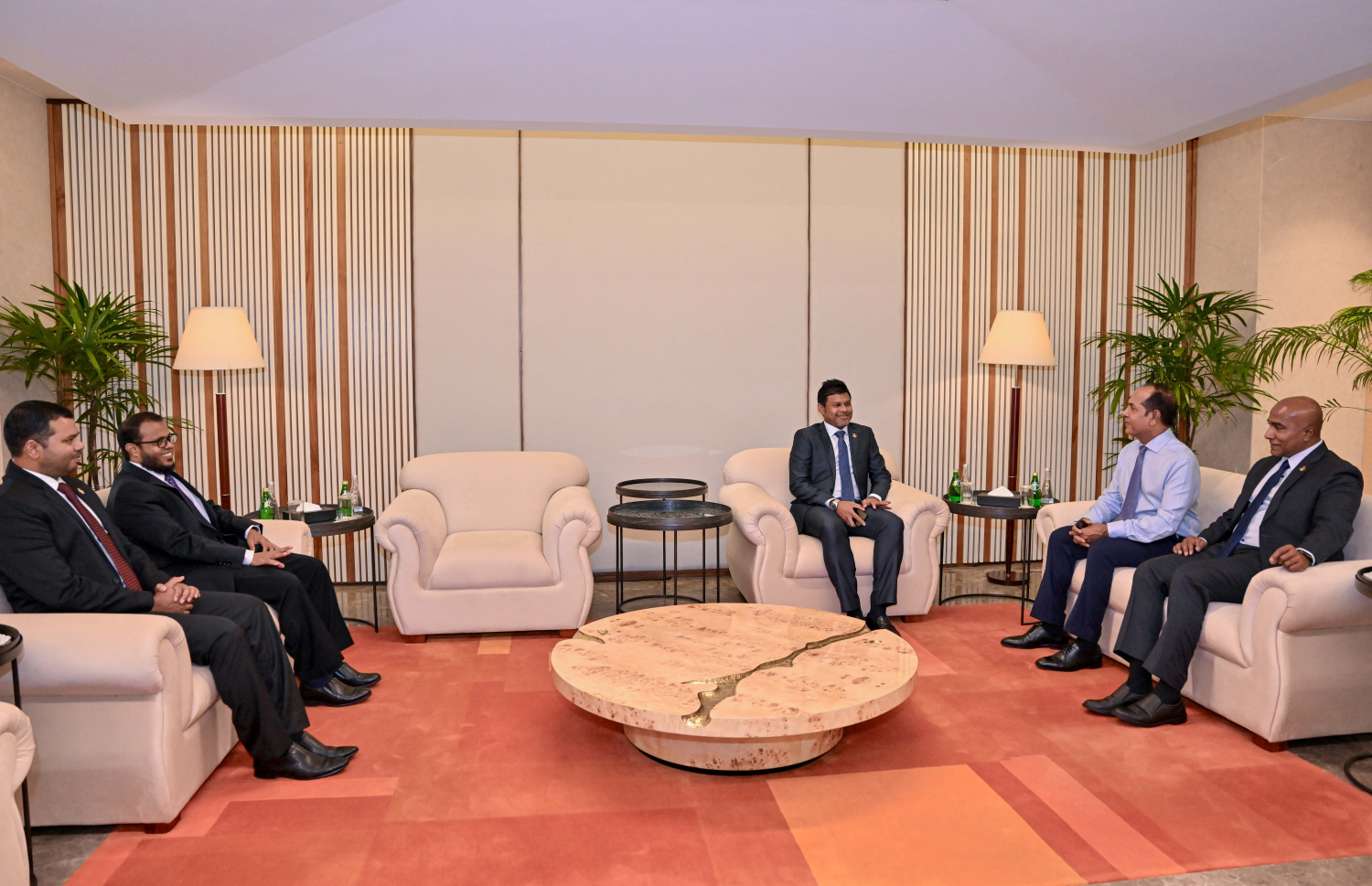 ނައިބު ރައީސް ހުސެއިން މުހައްމަދު ލަތީފް، ސްޕެއިނަށް ފުރާވަޑައިގަތުމުގެ ކުރިން ސަރުކާރުގެ ބައެއް އިސްބޭފުޅުންނާ ވެލާނާ އެއާޕޯޓުގެ ވީއައިޕީ ލައުންޖުގައި ބައްދަލުކުރައްވަނީ.-- ފޮޓޯ: ރައީސް އޮފީސް