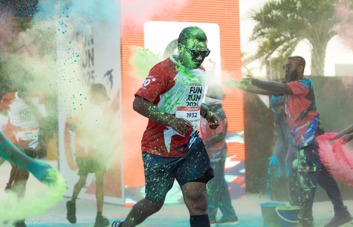 އައްޑޫގައި ބޭއްވި ފޯރިގަދަ އުރީދޫ ފަން ރަންގެ ދުވުންތެރިއެއްގެ ގަޔަށް ކުލަ ޖަހަނީ.--- ފޮޓޯ: އުރީދޫ