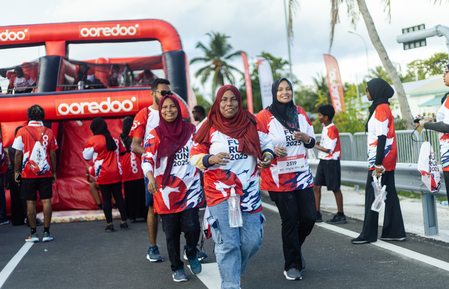 އުރީދޫ ފަން ރަންގެ ދުވުންތެރިން ދުވަނީ: އައްޑޫގައި ބޭއްވި މި ފޯރިގަދަ މި ރަން އަށް އެ ސިޓީން ވަރަށް ބޮޑު ތަރުހީބެއް ދިން.---ފޮޓޯ: އުރީދޫ