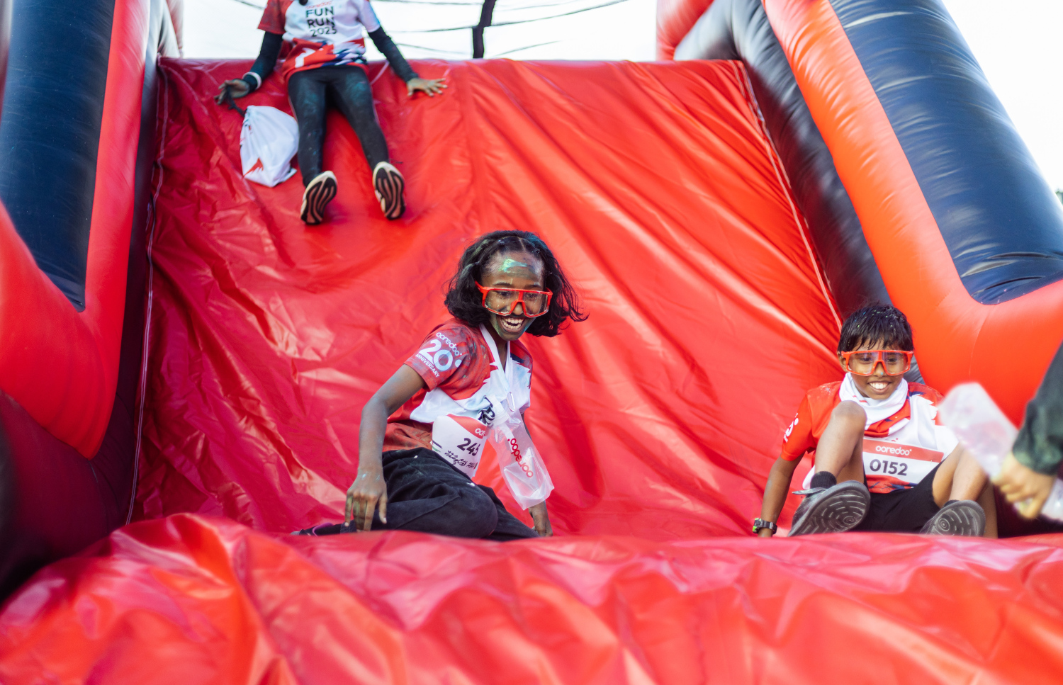 އައްޑޫގައި ބޭއްވި އުރީދޫ ފަން ރަންގައި ބައިވެރިވި ކުޑަކުދިން އޮބްސްޓެކަލް ސްޓޭޝަންތަކުގައި މަޖާކޮށްލަނީ.--- ފޮޓޯ: އުރީދޫ