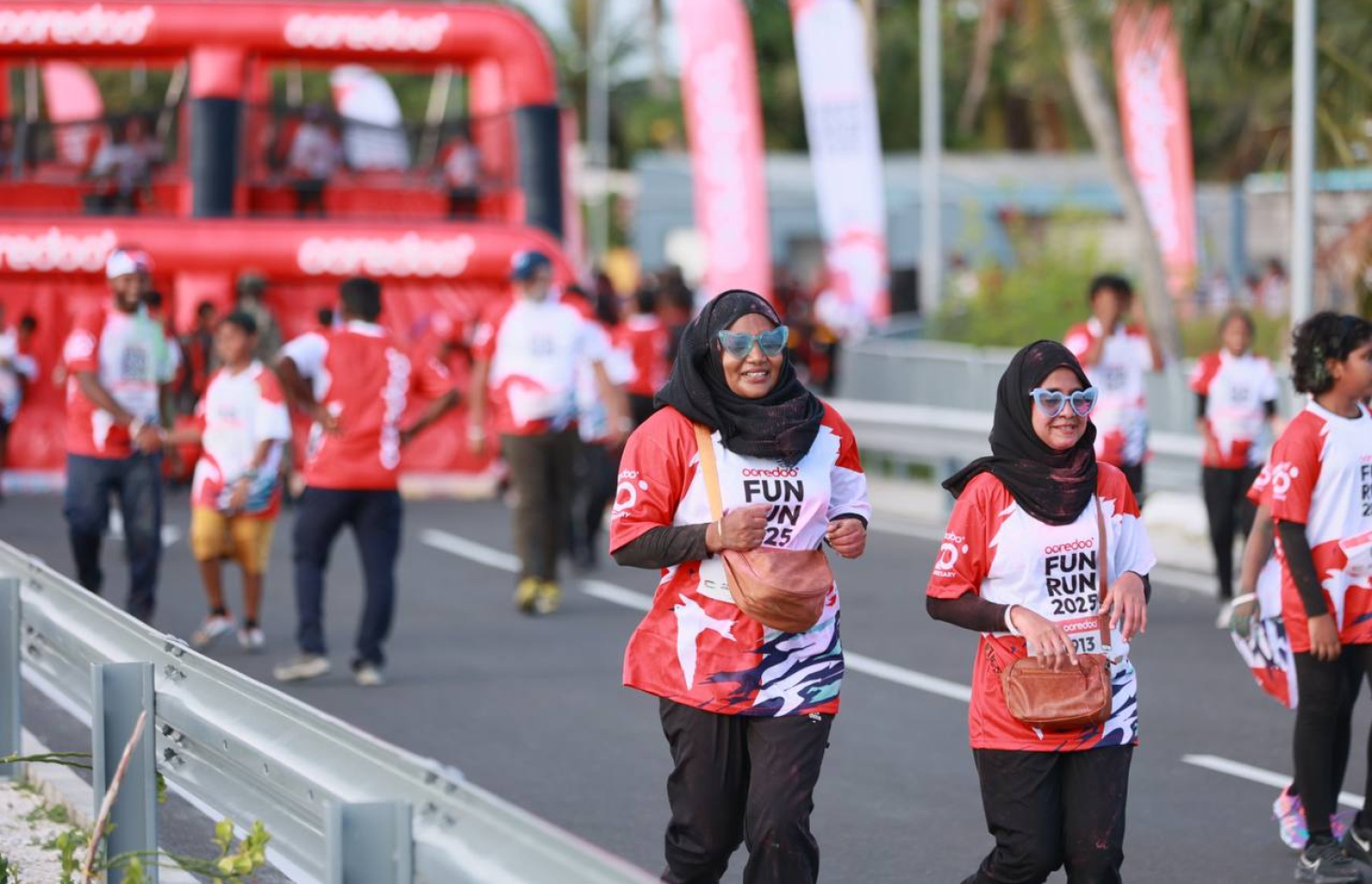 އުރީދޫ ފަން ރަންގެ ދުވުންތެރިން ދުވަނީ: އައްޑޫގައި ބޭއްވި މި ފޯރިގަދަ މި ރަން އަށް އެ ސިޓީން ވަރަށް ބޮޑު ތަރުހީބެއް ދިން.---ފޮޓޯ: އުރީދޫ