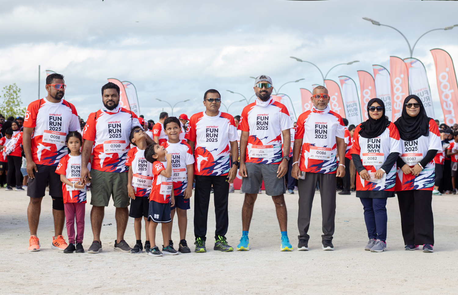 އުރީދޫ ފަން ރަން ފެށުމަށް އައްޑޫގެ މޭޔަރު އަލީ ނިޒާރާއި އެހެން ބައެއް މެމްބަރުންނާއި އުރީދޫގެ އިސްވެރިން ކުޑަކުދިންނާ އެކު ތައްޔާރަށް: ވަރަށް ގިނަ ކުޑަކުދިން ވެސް މި ހަރަކާތުގައި ބައިވެރި މަޖާކުރި.---ފޮޓޯ: އުރީދޫ