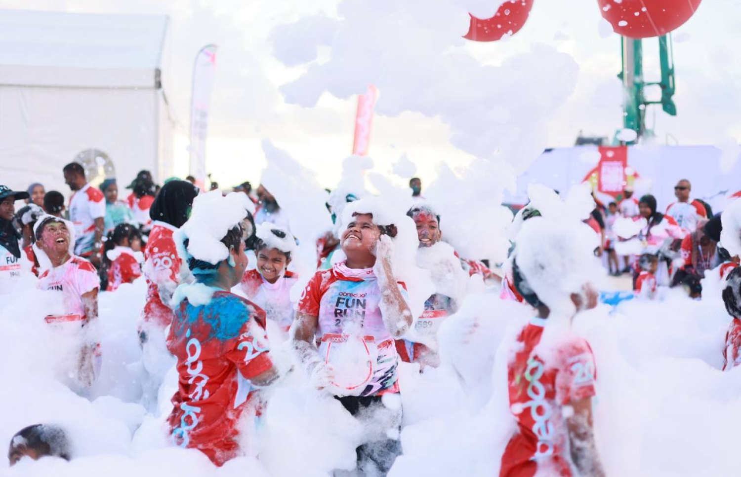 އައްޑޫގައި ބޭއްވި އުރޫދީ ފަން ރަންގެ ބައިވެރިން ފޯމު ކުޅެނީ: ފަން ރަން ނިންމާލީ ކޮންމެ ދުވުންތެރިއަކަށް ހާއްސަ މެޑެލްއެއް ދީފައި.--- ފޮޓޯ: އުރީދޫ