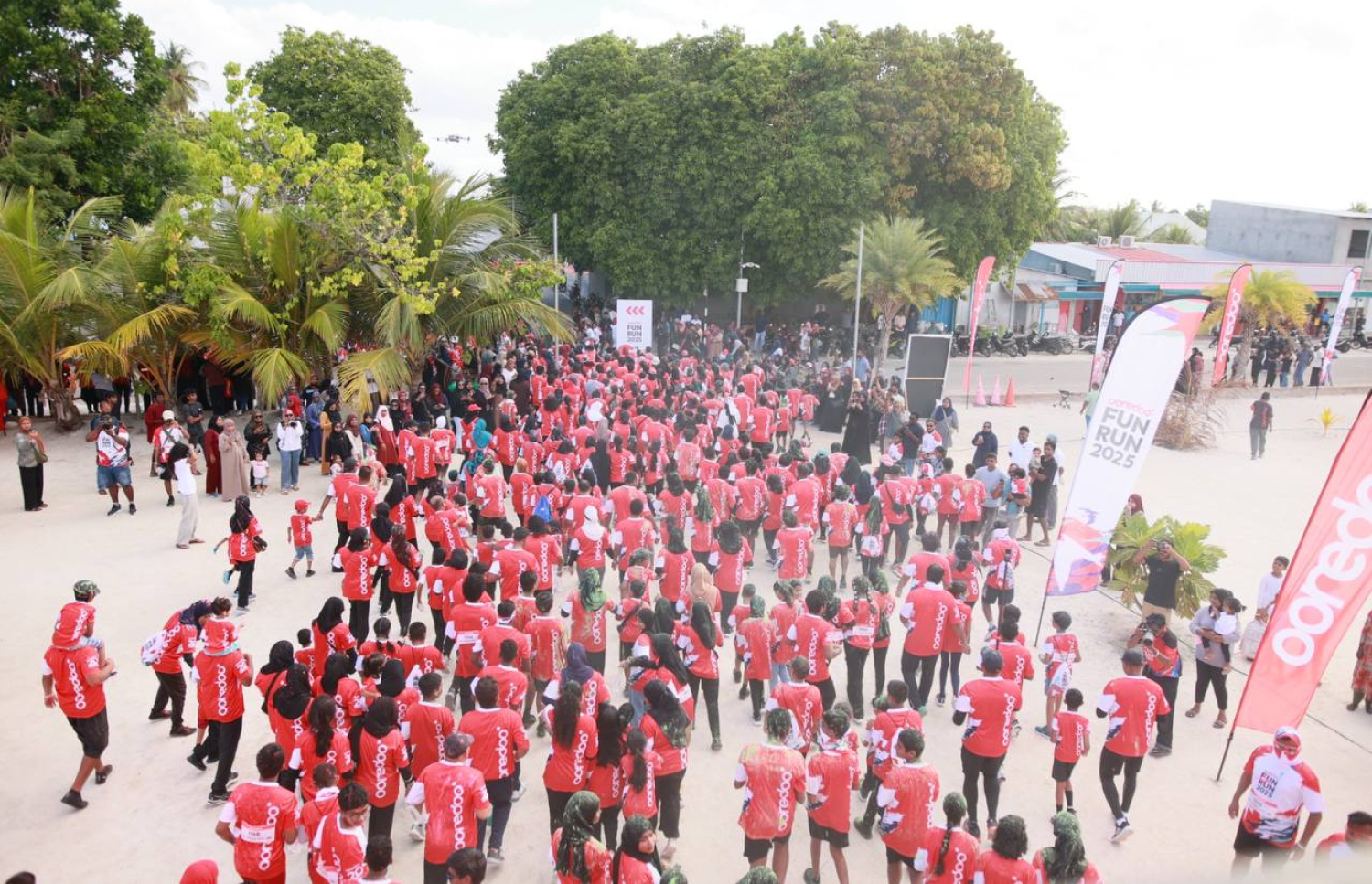 އައްޑޫގައި ކާމިޔާބުކަމާ އެކު ބޭއްވި އުރީދޫ ފަން ރަންގެ ބައިވެރިން ދުވަނީ.--- ފޮޓޯ: އުރީދޫ