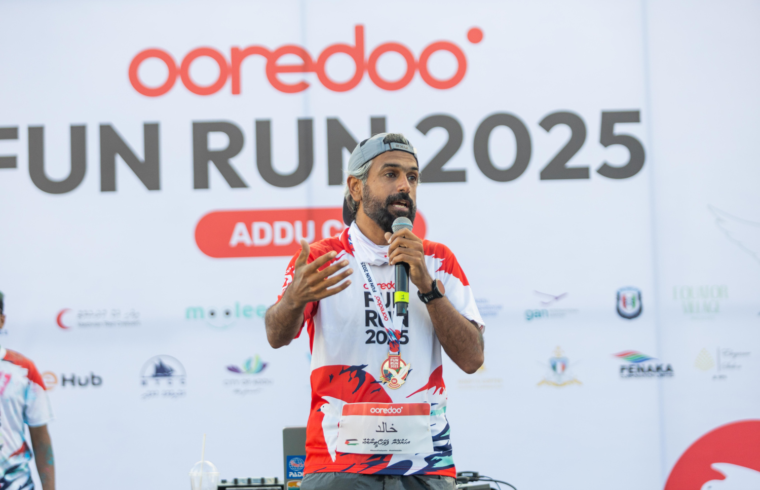 އުރީދޫ ފަން ރަން އައްޑޫ ސިޓީ 2025 ފެށުމުގެ ކުރިން އުރީދޫގެ ސީއީއޯ ހާލިދު ހަސަން އަލް ހަމާދީ ވާހަކަ ދައްކަވަނީ.--- ފޮޓޯ: އުރީދު