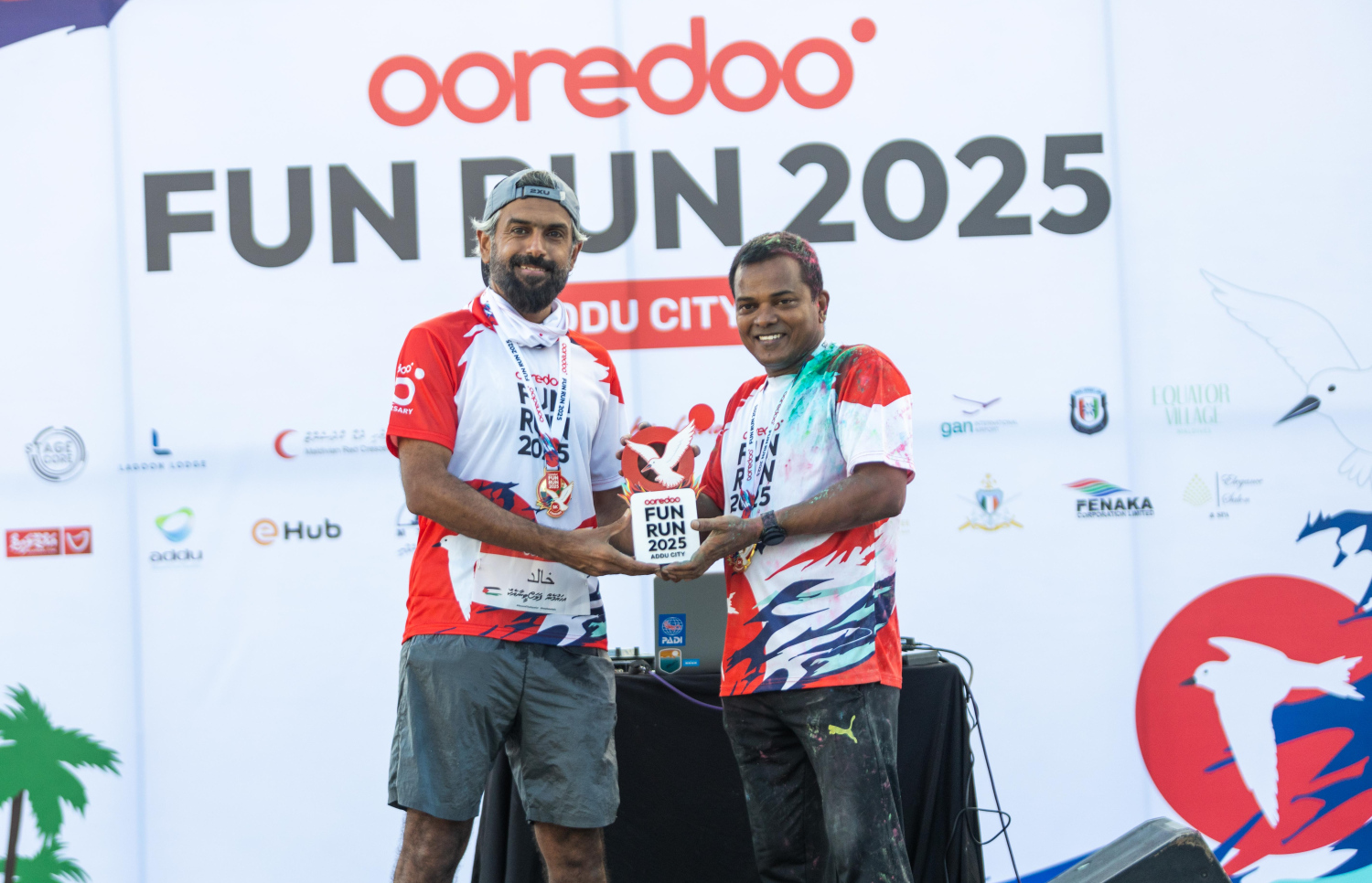 އުރީދޫ ފަން ރަން ފެށުމުގެ ކުރިން ބޭއްވި ރަސްމިޔާތުގައި އުރީދޫގެ ފަރާތުން އައްޑޫގެ މޭޔަރު އަލީ ނިޒާރަށް، އުރީދޫގެ ސީއީއޯ ހާލިދު ހަސަން އަލް ހަމާދީ ހަނދާނީ ހަދިޔާއެއް ދެއްވަނީ.--- ފޮޓޯ: އުރީދޫ