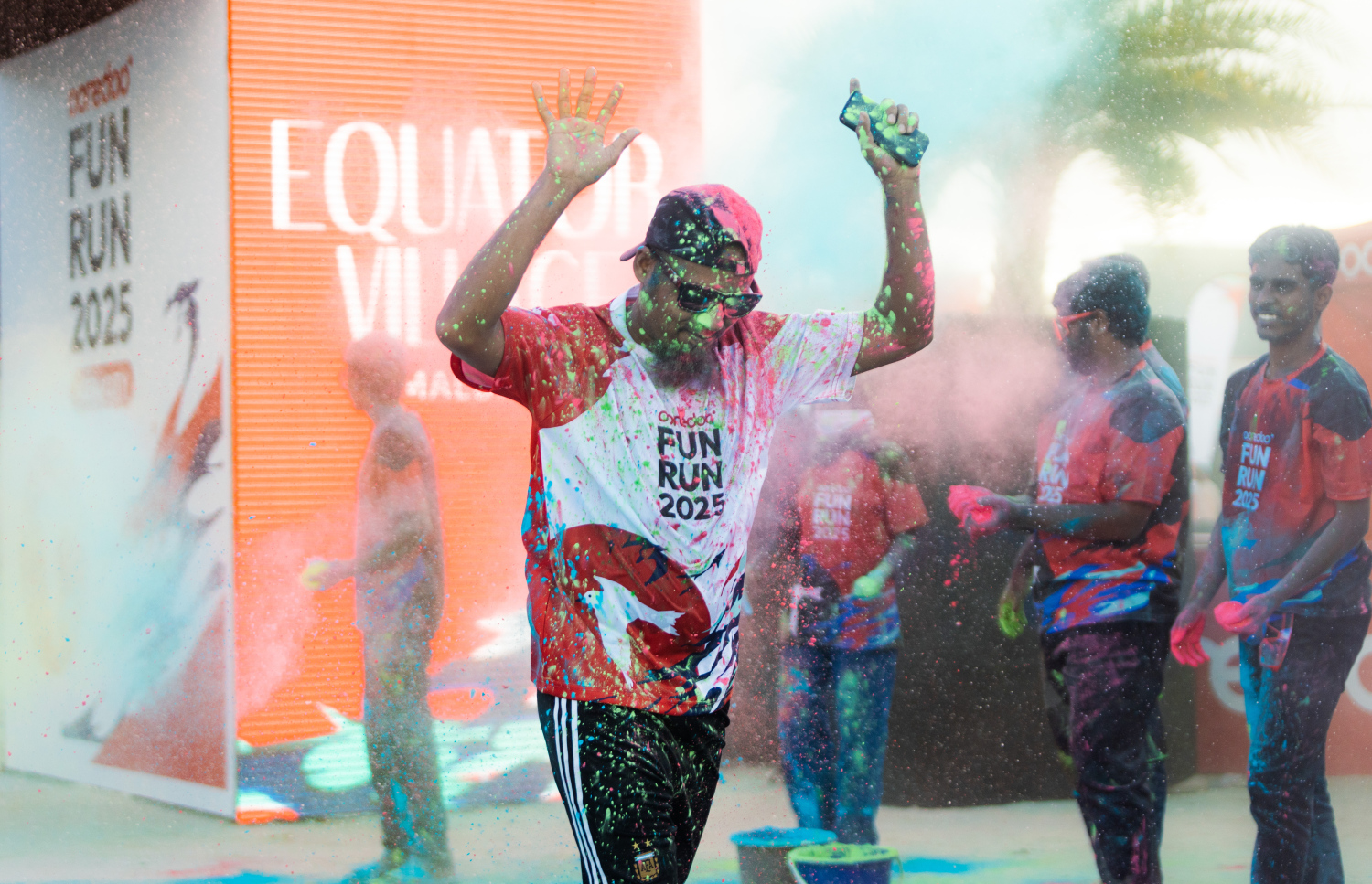 އައްޑޫގައި ބޭއްވި ފޯރިގަދަ އުރީދޫ ފަން ރަންގެ ދުވުންތެރިއެއްގެ ގަޔަށް ކުލަ ޖަހަނީ.--- ފޮޓޯ: އުރީދޫ