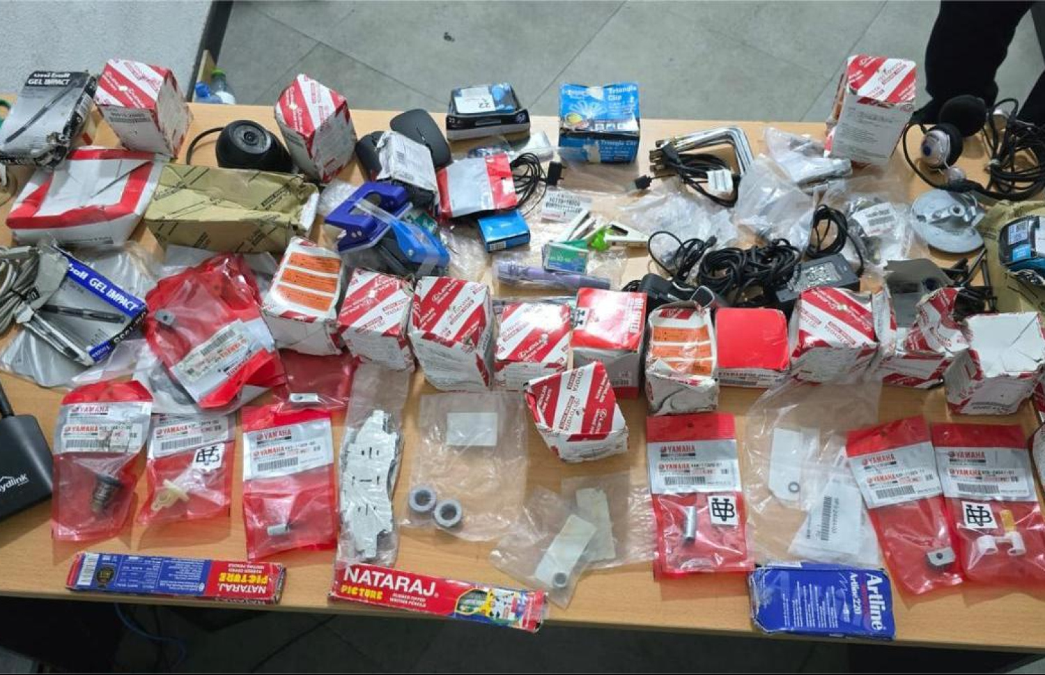 އިމިގްރޭޝަންގެ ގުދަނުން ވަގަށް ނެގި ތަކެތި.-- ފޮޓޯ: ޕޮލިސް