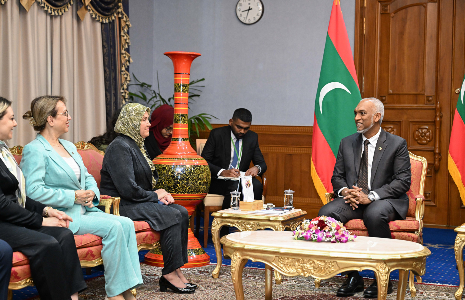 ތުރުކީގެ ގްރޭންޑް ނޭޝަނަލް އެސެމްބްލީގެ ހާއްސަ ވަފުދުގެ ބޭފުޅުން ރައީސް ޑރ. މުހައްމަދު މުއިއްޒުގެ އަރިހަށް އިހުތިރާމުގެ ޒިޔާރަތެއްކުރެއްވުން.-- ފޮޓޯ: ރައީސް އޮފީސް