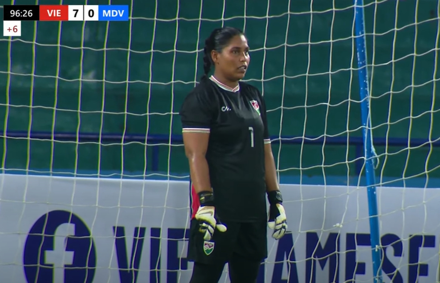 މެޗުގެ އެންމެ ފަހު ވަގުތު ވިއެޓްނާމަށް ލިބުނު ޕެނަލްޓީ ފޮނުވާލުމުގެ ކުރިން ރާއްޖޭގެ ކީޕަރު ލީޒާ.--