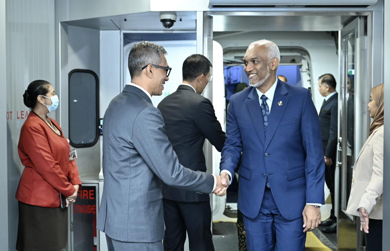 ރައީސް ޑރ. މުހައްމަދު މުއިއްޒު ސިންގަޕޫރަށް ވަޑައިގަތުމުން އެއާޕޯޓުން އެމަނިކުފާނަށް މަރުހަބާ ދަންނަވަނީ. -- ފޮޓޯ | ރައީސް އޮފީސް