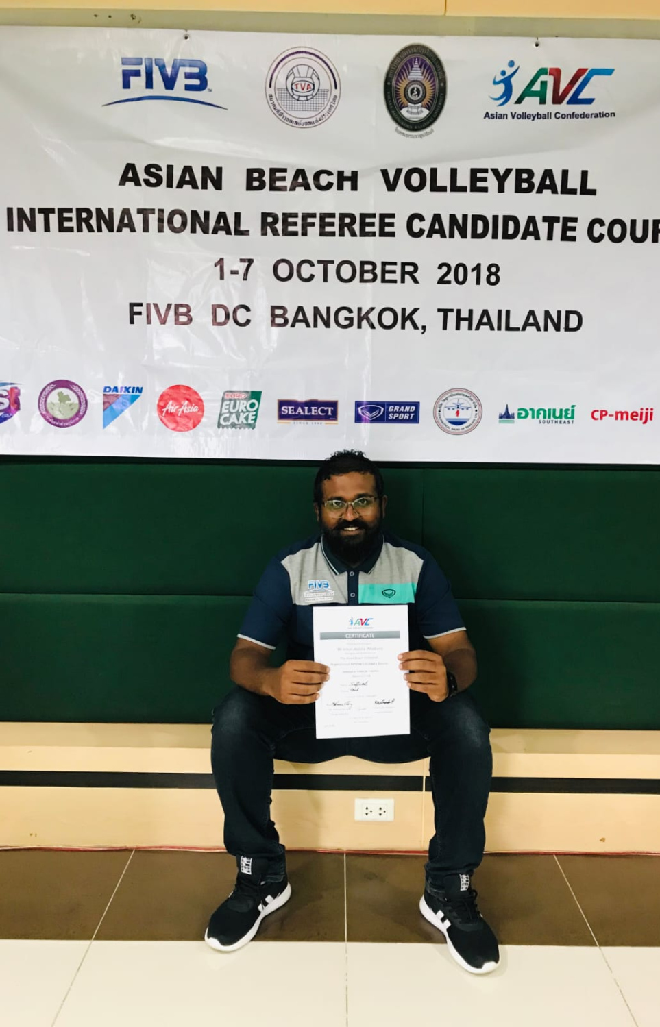 ބީޗް ވޮލީ ރެފްރީކަމުގެ ކޯސް 2018 ގައި ފުރިހަމަ ކުރުމަށް ފަހު ސެޓްފިކޭޓާ އެކު އިންމަ ފޮޓޯއަކަށް ހުއްޓިލައިގެން