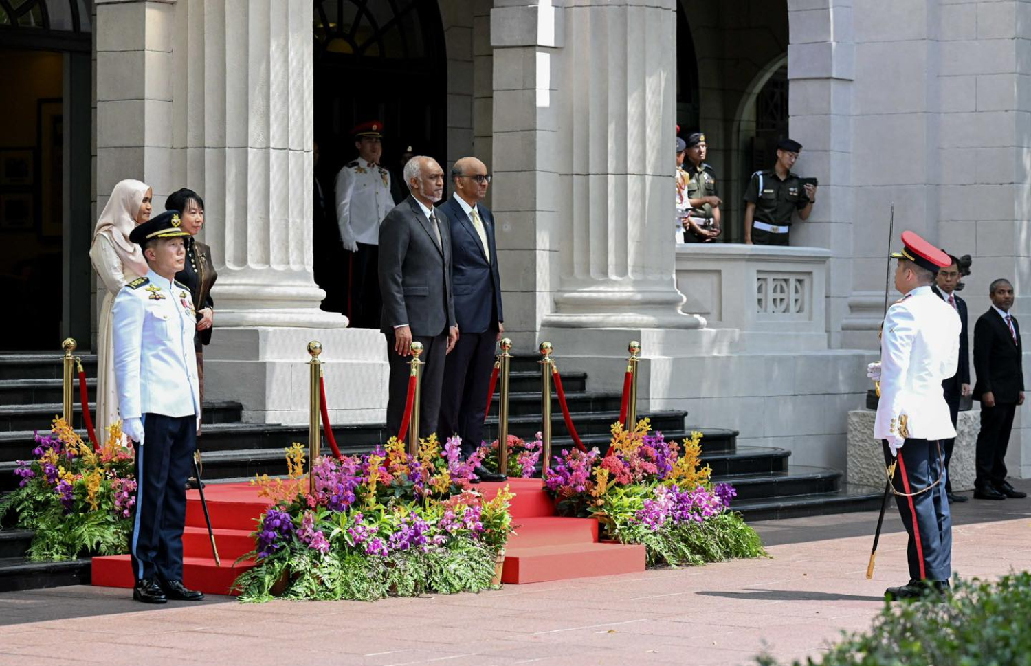 ސިންގަޕޫރުގެ ރައީސް ތަރްމަން ޝަންމުގަރަނަމްގެ ދައުވަތަކަށް ރައީސް މުއިއްޒާއި ފަސްޓް ލޭޑީ ސާޖިދާ މުހައްމަދު އެ ގައުމަށް ކުރައްވަމުން ގެންދަވާ ދަތުރުފުޅުގެ ތެރެއިން ރައީސް މުއިއްޒަށް އެ ގައުމުން ރަސްމީކޮށް މަރުހަބާ ދެންނެވުމަށް ބޭއްވި ރަސްމިއްޔާތު.-- ފޮޓޯ: ރައީސް އޮފީސް