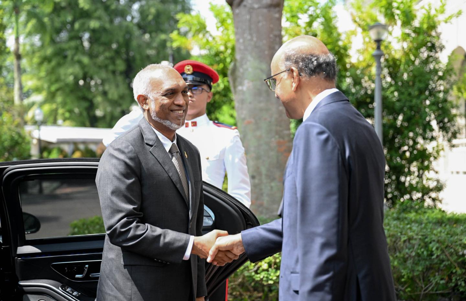 ރައީސް މުއިއްޒަށް ސިންގަޕޫރުން ރަސްމީކޮށް މަރުހަބާ ދަންނަވަން މިއަދު ބޭއްވި ރަސްމިއްޔާތަށް އެ މަނިކުފާނު ވަޑައިގަތުމުން އެ ގައުމުގެ ރައީސް ތަރްމަން ޝަންމުގަރަނަމް ސަލާން ކުރައްވަނީ.---ފޮޓޯ: ރައީސް އޮފީސް