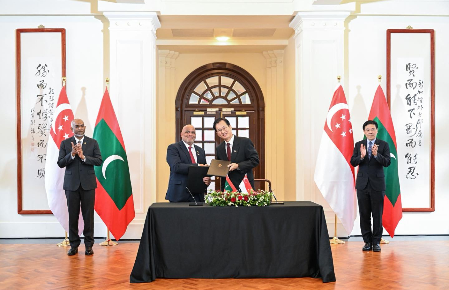 ރައީސް މުއިއްޒު މިހާރު ސިންގަޕޫރަށް ކުރައްވަމުން ގެންދަވާ ފުރަމާނަ ދަތުރުފުޅުގެ ތެރެއިން ދެ ގައުމުގެ ދެމެދުގައި އެމްއޯޔޫއެއްގައި ސޮއިކުރެއްވުމަށް ފަހު ދެ ގައުމުގެ އިސް އޮފިޝަލުން ފޮޓޯއަކަށް ހުއްޓިވަޑައިގެން އަދި ރައީސް މުއިއްޒާއި ސިންގަޕޫރުގެ ބޮޑުވަޒީރު ބޮޑުވަޒީރު ލޮރެންސް ވޮންގް އެ ރަސްމިއްޔާތުގައި ބައިވެރިވެވަޑައިގަންނަވަނީ--- ފޮޓޯ: ރައީސް އޮފީސް