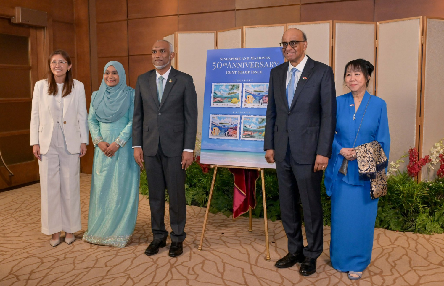 ސިންގަޕޫރާއި ރާއްޖެއާ ދެމެދު ހާރިޖީ ގުޅުން ގާއިމް ކުރިތާ 50 އަހަރު ފުރުމާ ގުޅިގެން ނެރުނު ސްޓޭމްޕް ދެ ގައުމުގެ ރައީސުން އިފްތިތާހުކޮށް ދެއްވަނީ --- ފޮޓޯ/ރައީސް އޮފީސް