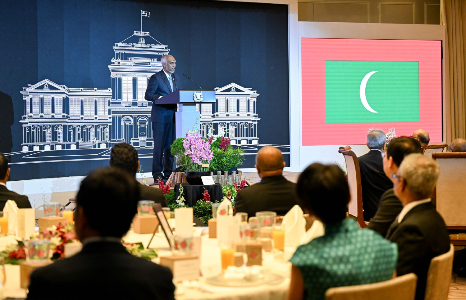 ސިންގަޕޫރުގެ ރައީސް ދެއްވި ރަސްމީ ޖާފަތުގައި ރައީސް މުއިއްޒު ވާހަކަފުޅު ދައްކަވަނީ --- ފޮޓޯ/ރައީސް އޮފީސް