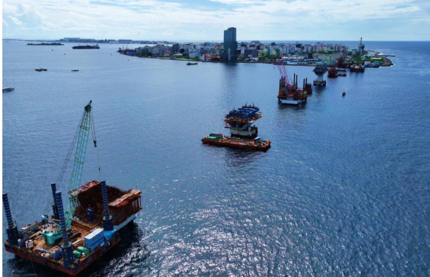 ތިލަމާލެ ބުރިޖުގެ މަސައްކަތް ކުރަނީ.