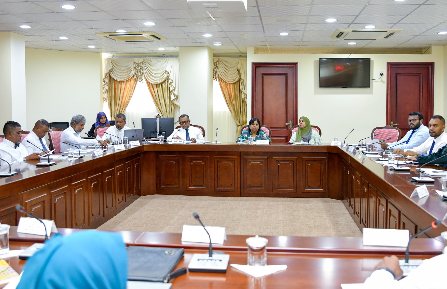 ބޭސް ލިބުމުގެ ދަތިތަކާ ގުޅޭގޮތުން ރައްޔިތުންގެ މަޖިލީހުގެ އިޖުތިމާއީ ކޮމެޓީގައި މިއަދު ބޭއްވި ބައްދަލުވުމުގައި ބައިވެރިވެވަޑައިގެންނެވި ބައެއް ބޭފުޅުން.-- ފޮޓޯ: މަޖިލިސް