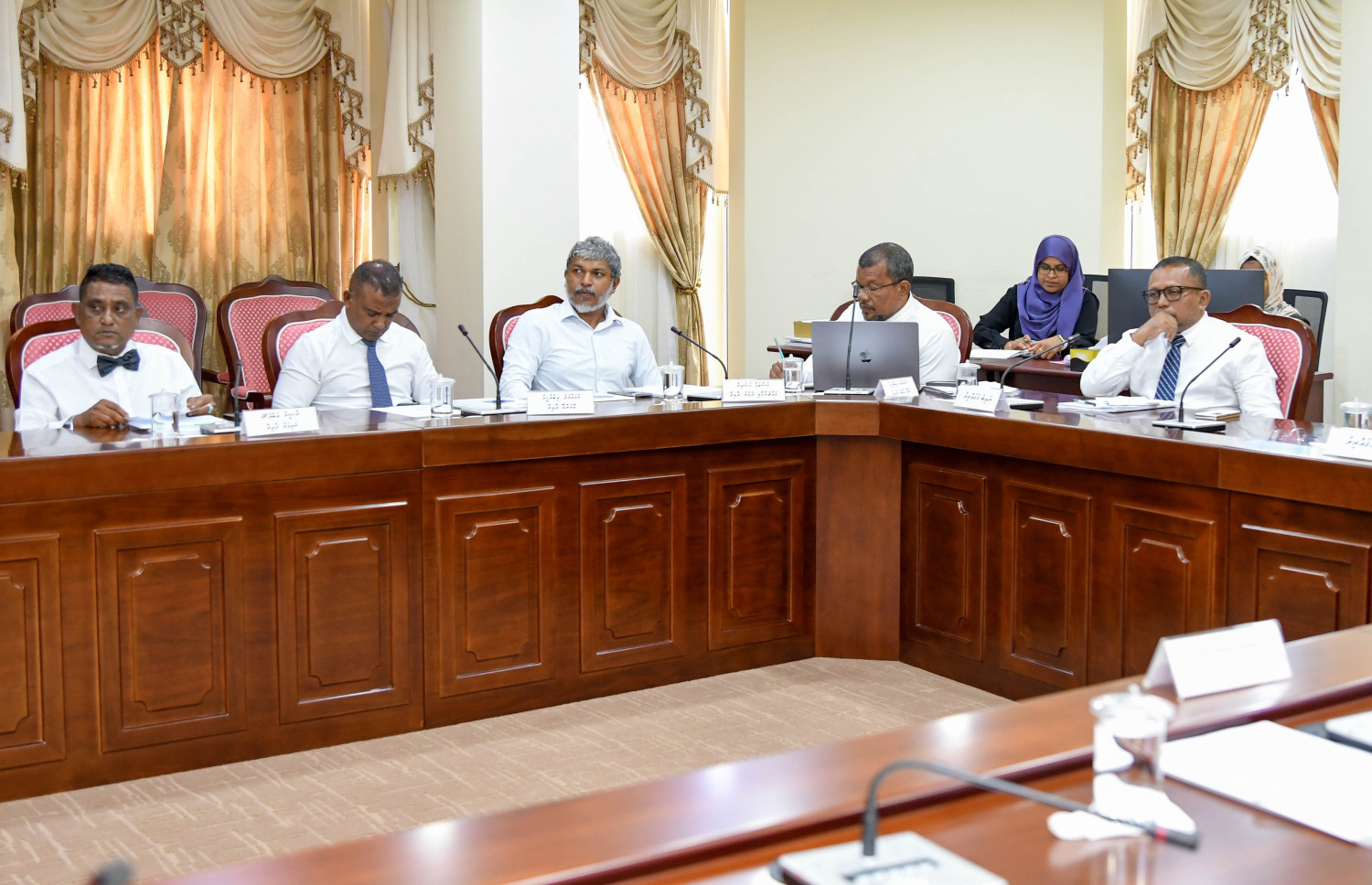 ބޭހުގެ މައްސަލައާ ގުޅިގެން، ރައްޔިތުންގެ މަޖިލީހުގެ އިޖުތިމާއީ ކޮމެޓީގައި މިއަދު ބޭއްވި ބައްދަލުވުމެއްގައި ބައިވެރިވެވަޑައިގެންނެވި ބައެއް މެމްބަރުން.-- ފޮޓޯ: މަޖިލިސް