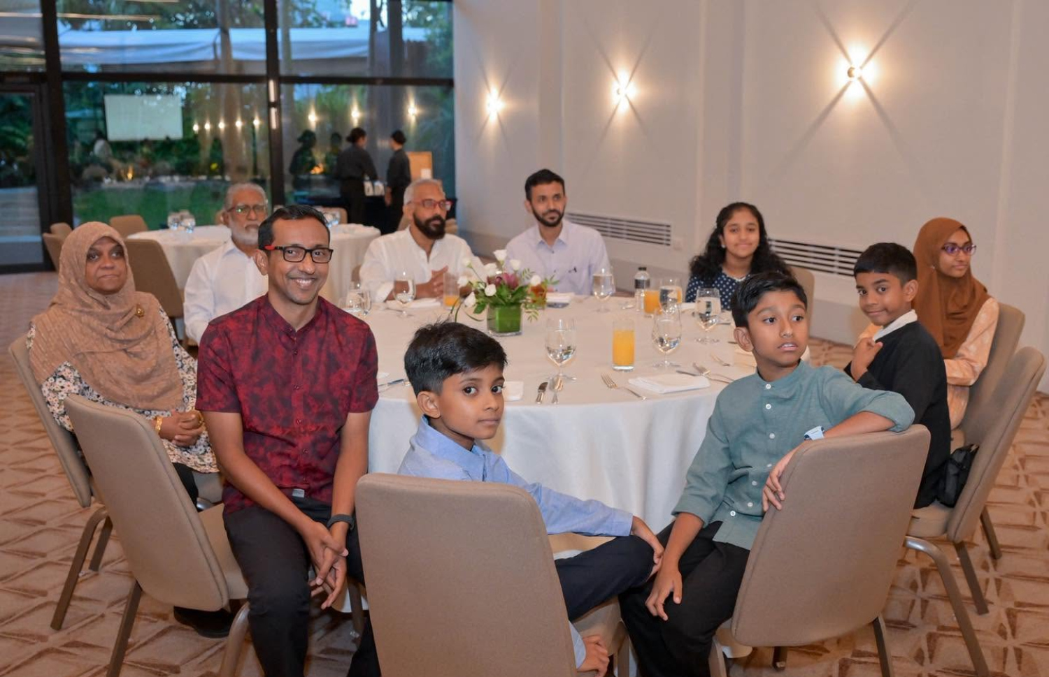 ސިންގަޕޫރުގައި ދިރިއުޅޭ މީހުންނާ ރައީސް މުއިއްޒު ބައްދަލުކުރައްވަން މިއަދު ބޭއްވި ހަފުލާ އަށް ދިޔަ ބައެއް މީހުން.---ފޮޓޯ: ރައީސް އޮފީސް