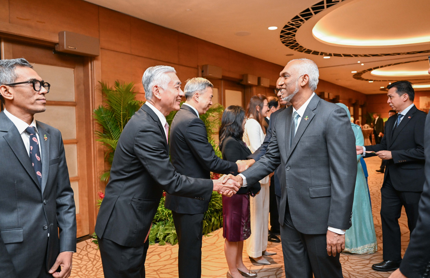 ރައީސް ޑރ. މުހައްމަދު މުއިއްޒުގެ ދެކަނބަލުން ސިންގަޕޫރަށް މިހާރު ކުރައްވަމުން ގެންދަވާ ފުރަމާނަ ދަތުރުފުޅުގެ ތެރެއިން އެ ދެކަނބަލުންގެ ޝަރަފުގައި ސިންގަޕޫރުގެ ރައީސް ތަރްމަން ޝަންމުގަރަނަމް ދެއްވި ރަސްމީ ފަރިއްކޮޅުގެ ހަފްލާއަށް ވަޑައިގަތުމުން މަރުހަބާ ދަންނަވަނީ -- ފޮޓޯ: ރައީސް އޮފީސް