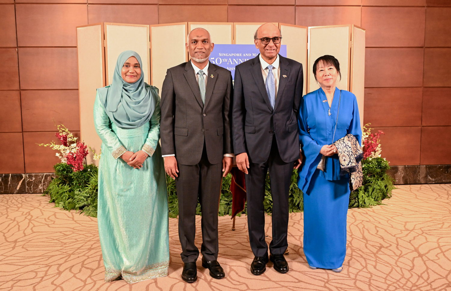 ސިންގަޕޫރުގެ ރައީސް ތަރްމަން ޝަންމުގަރަނަމްގެ ދައުވަތަކަށް ރައީސް ޑރ. މުހައްމަދު މުއިއްޒާއި ފަސްޓް ލޭޑީ ސާޖިދާ މުހައްމަދު މިހާރު ސިންގަޕޫރަށް ކުރައްވަމުން ގެންދަވާ ދަތުރުފުޅުގައި އެ ގައުމުގެ ރައީސް ދެއްވި ފަރިއްކޮޅަށް ފަހު ދެ ގައުމުގެ ރައީސުންނާއި އަނބިކަނބަލުން ފޮޓޯއަަކަށް ހުއްޓިވަޑައިގެން -- ފޮޓޯ؛ ރައީސް އޮފީސް