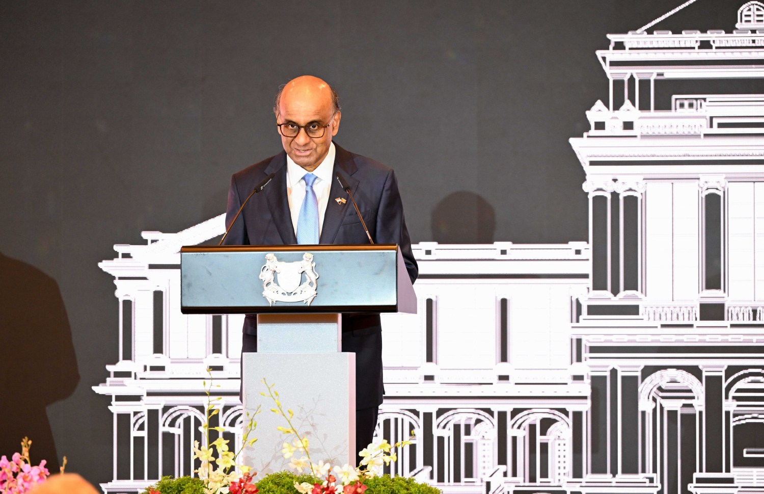 ރައީސްދެކަނބަލުންގެ ޝަރަފުގައި ސިންގަޕޫރުގެ ރައީސް ތަރްމަން ޝަންމުގަރަނަމް ދެއްވި ރަސްމީ ފަރިއްކޮޅުގައި  ސިންގަޕޫރުގެ ރައީސް ތަރްމަން ޝަންމުގަރަނަމް ވާހަކަފުޅު ދައްކަވަނީ --- ފޮޓޯ: ރައީސް އޮފީސް