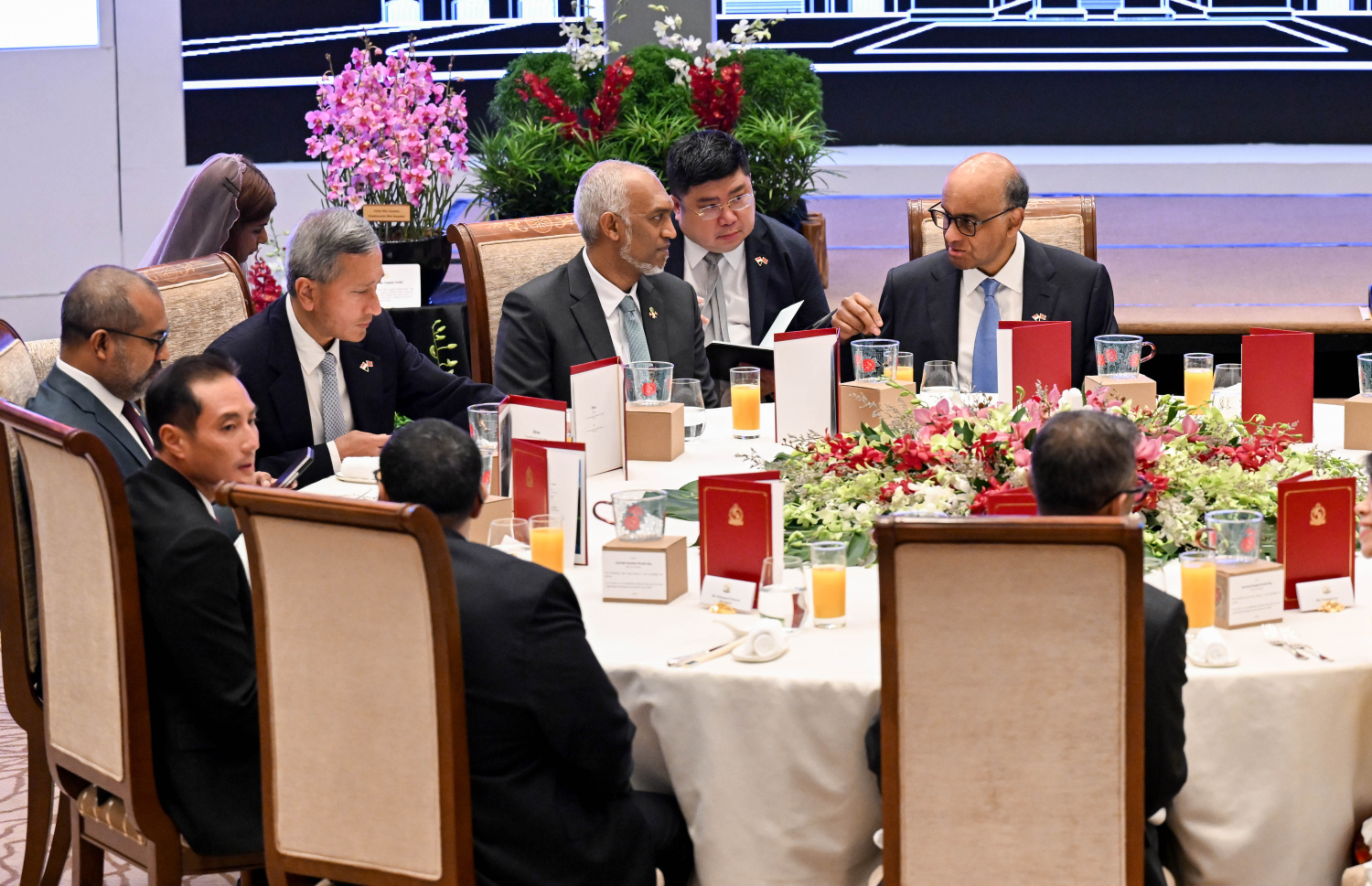 ސިންގަޕޫރުގެ ރައީސް ބޭއްވެވި ރަސްމީ ޖާފަތުގައި ރައީސް ޑރ. މުހައްމަދު މުއިއްޒާއި ސިންގަޕޫރުގެ ރައީސް މަޝްވަރާ ކުރައްވަނީ: ދެ ގައުމު ގުޅިގެން ކުރިއަށް ދިއުމުގެ މުހިންމުކަން އެމަނިކުފާނު ވަނީ ފާހަގަކުރައްވާފައި. --- ފޮޓޯ: ރައީސް އޮފީސް