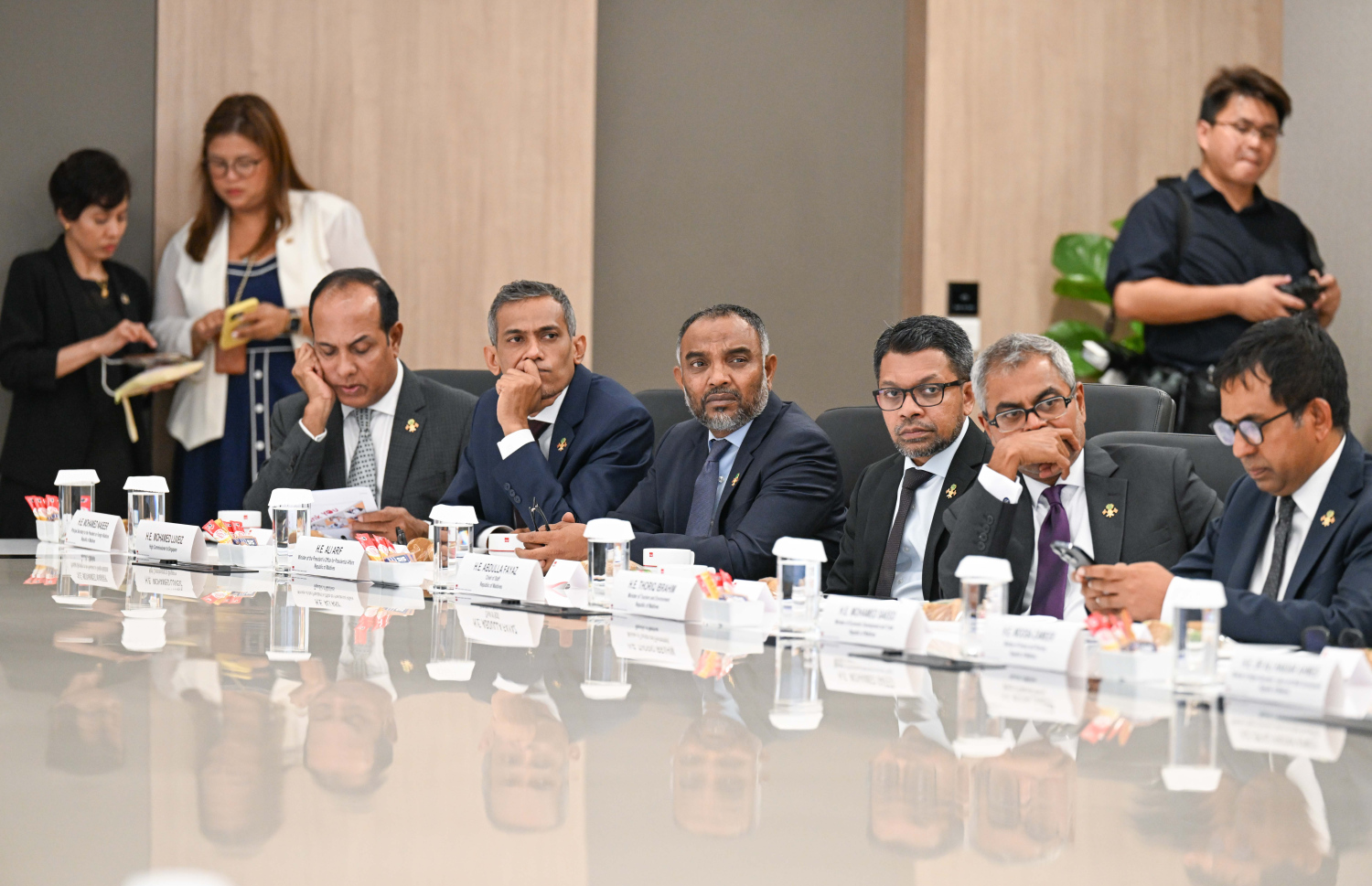 ރައީސް ޑރ. މުހައްމަދު މުއިއްޒުގެ ދެކަނބަލުން ސިންގަޕޫރަށް މިހާރު ކުރައްވަމުން ގެންދަވާ ފުރަމާނަ ދަތުރުފުޅުގައި އައި.ޓީ.އީ ހެޑްކުއާޓާސް އެންޑް އައި.ޓީ.އީ ކޮލެޖް ސެންޓްރަލަށް ކުރެއްވި ޒިޔާރަތުގައި އެ ތަނުގެ އިސްވެރިންނާ ބައްދަލުކުރައްވަނީ. -- ފޮޓޯ: ރައީސް އޮފީސް